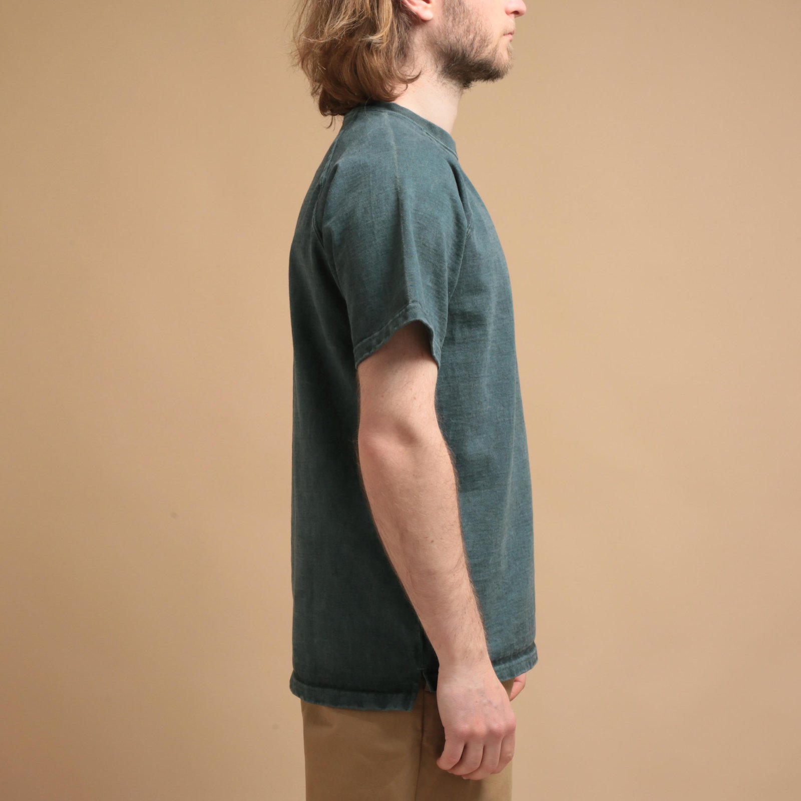 image porté de profil GOOD ON teeshirt manches courtes épais Heavy Raglan Pocket Tee P-slate