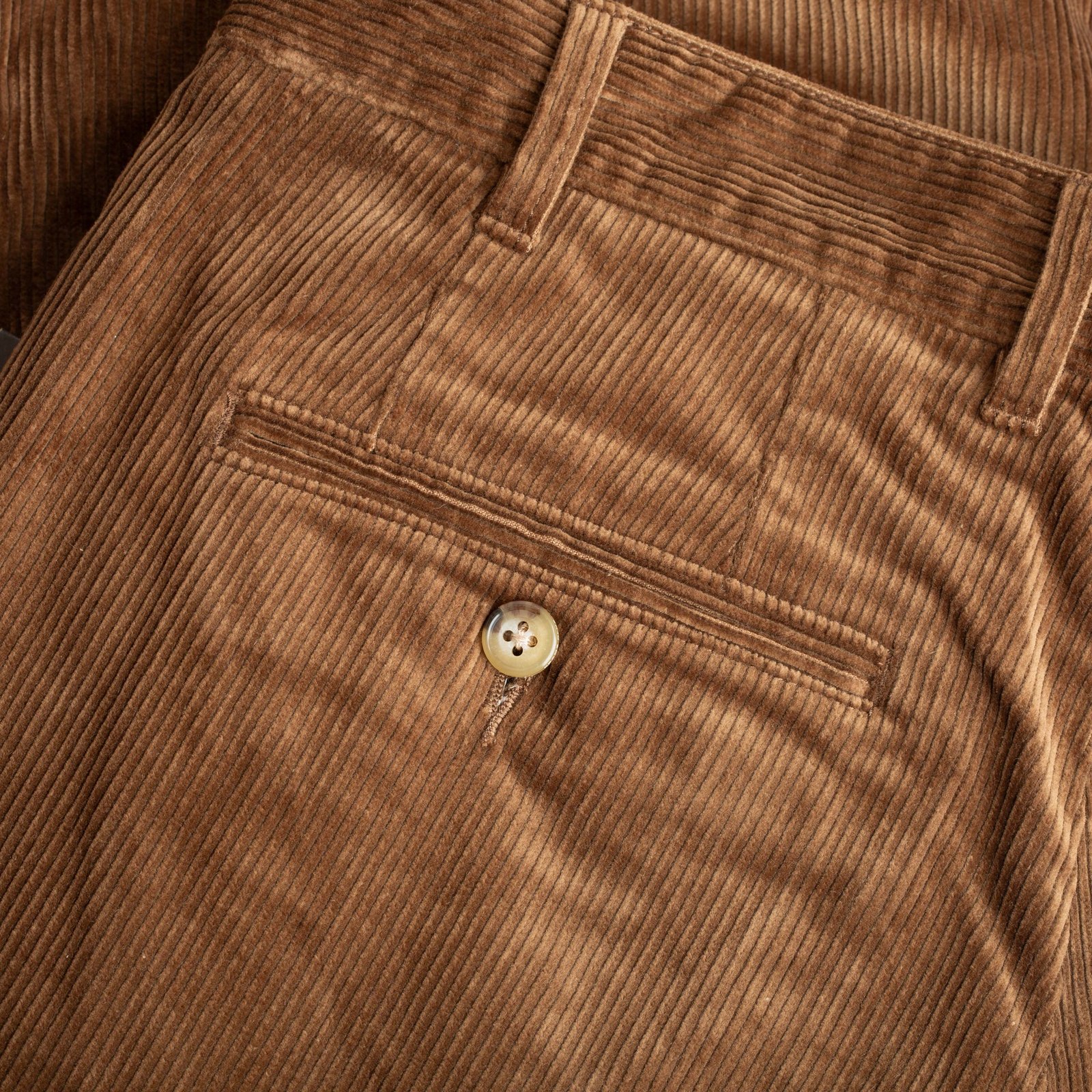 Pantalon-à-pince_BEAMS PLUS-2 Pleats Corduroy Trousers-couleur-Golden Brown-détail-poche-arrière