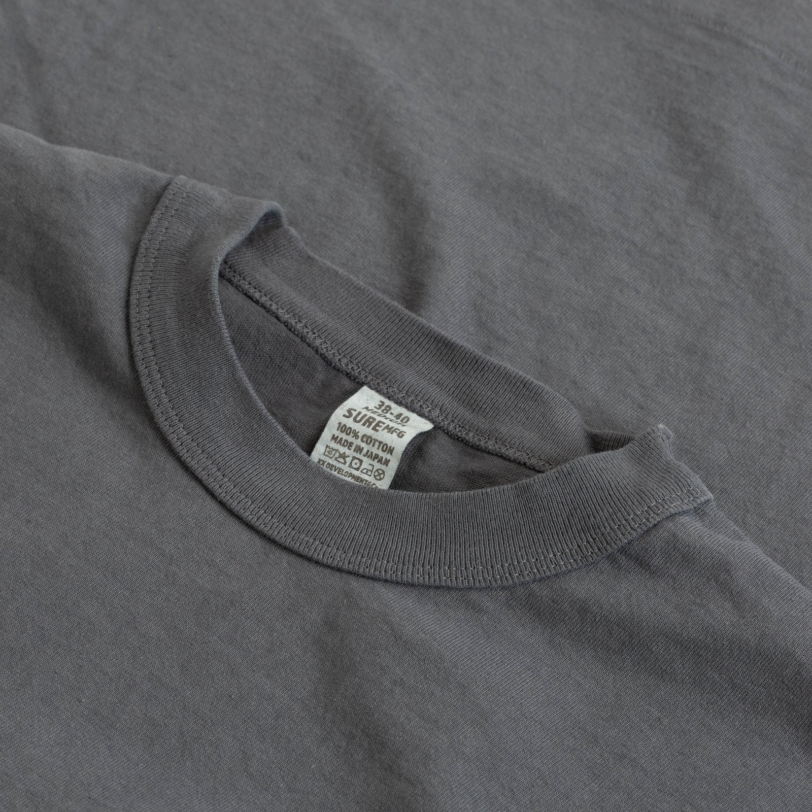 "SURE MFG" 7.5oz Pocket S/S Tee Charcoal Art