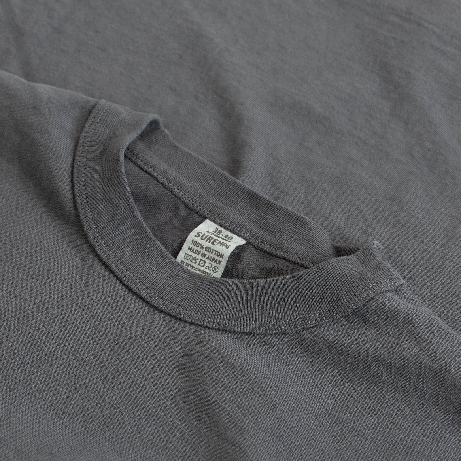 "SURE MFG" 7,5oz Pocket S/S Tee Charcoal Art