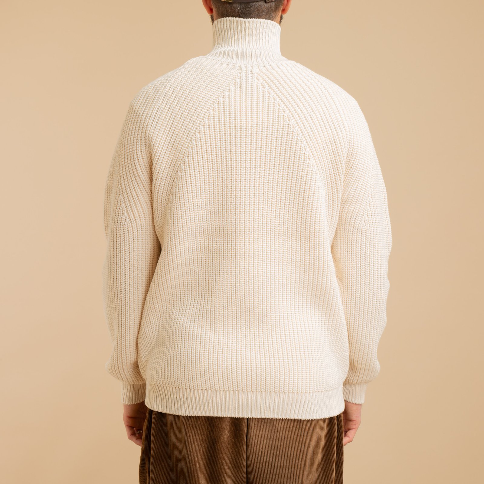 flâneurs-pull-BATONER-Signature-Turtle-Neck-Ivory de dos