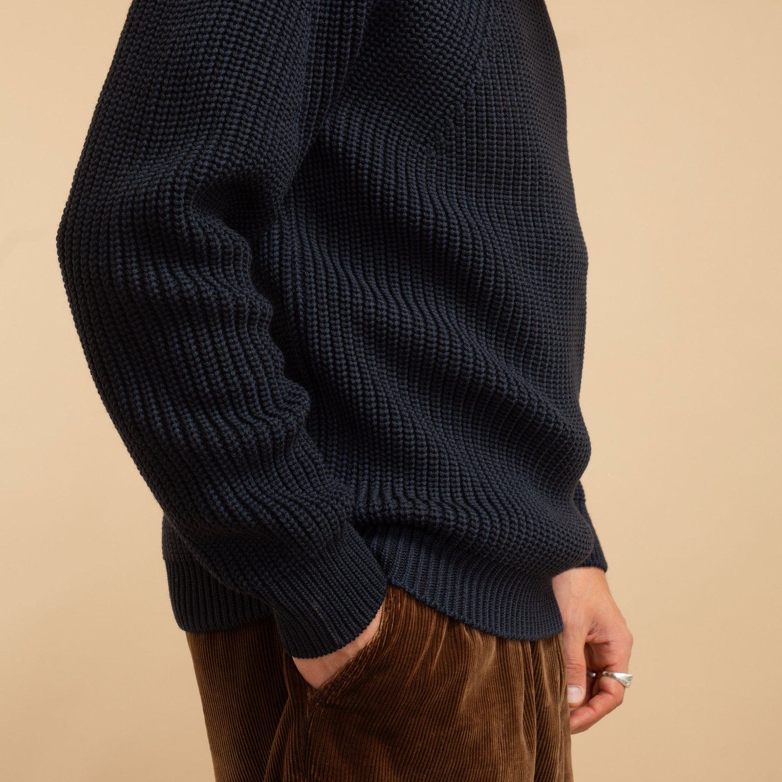 flâneurs-pull-BATONER-Signature-Turtle-Neck-Navy manches