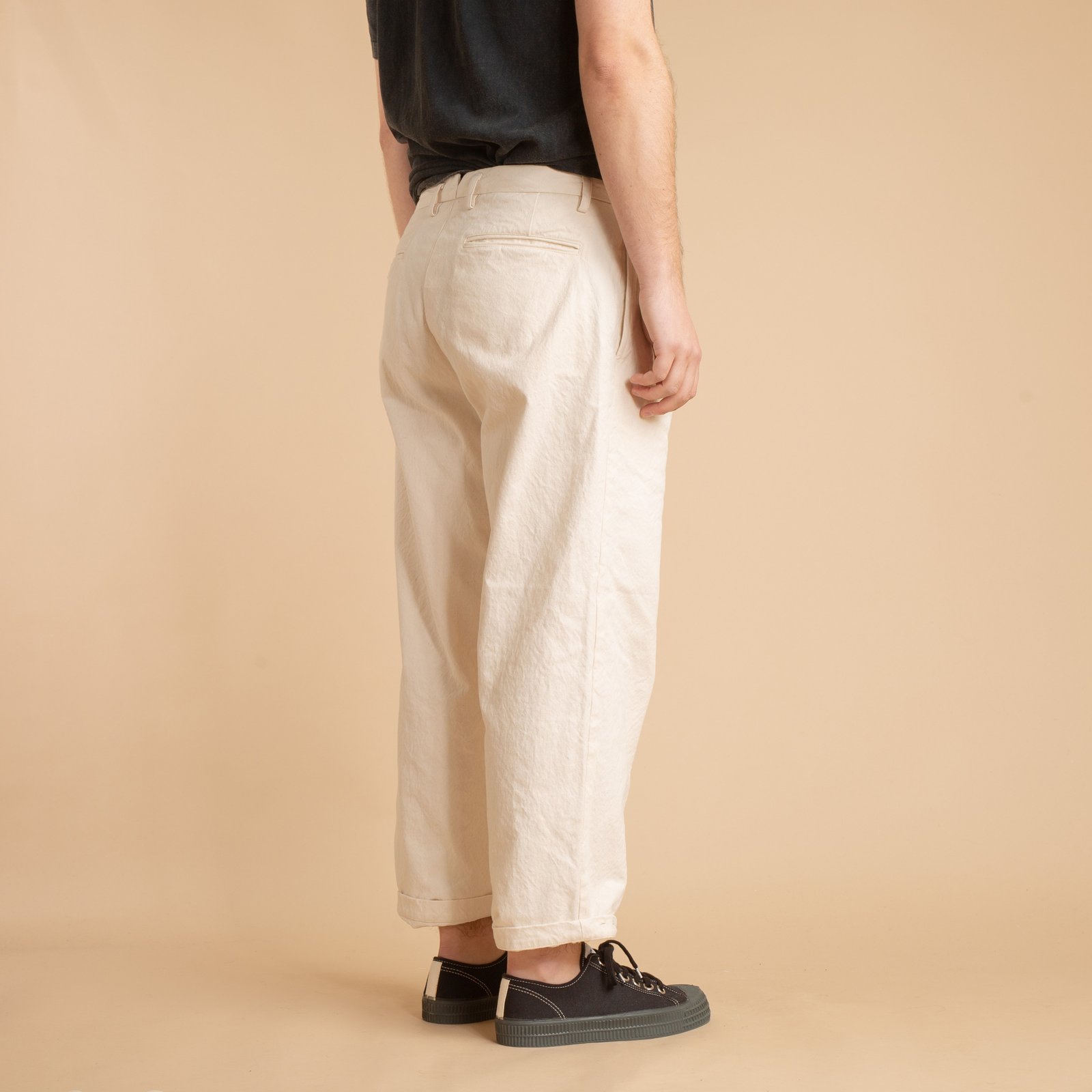 Seuvas image flâneurs 10oz Canvas 2 Tuck Trousers Natural de dos