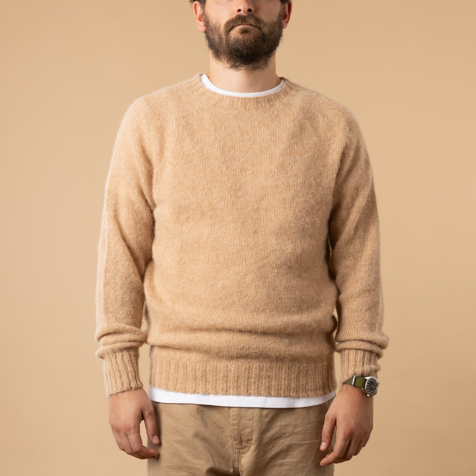 pull porté face-HARLEY-OF-SCOTLAND-X-FLÂNEURS-pull-Shaggy-Crew-Neck-Malt