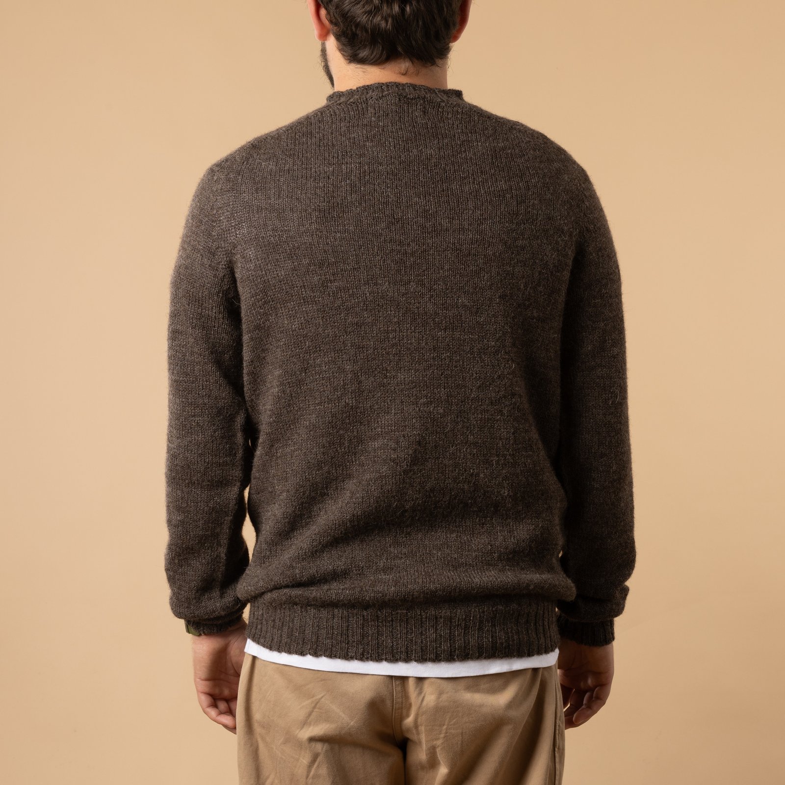 pull shetland Voe Harley of Scotland flâneurs couleur Grey de dos