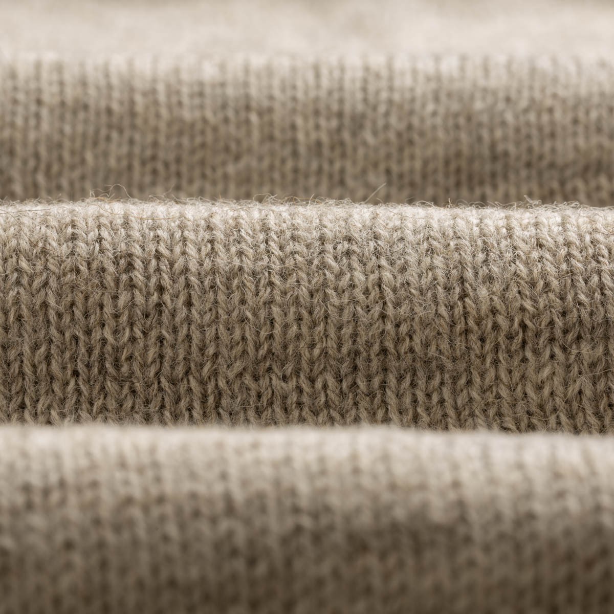 Shetland wool sweater by HARLEY OF SCOTLAND, silver grey color, closeup