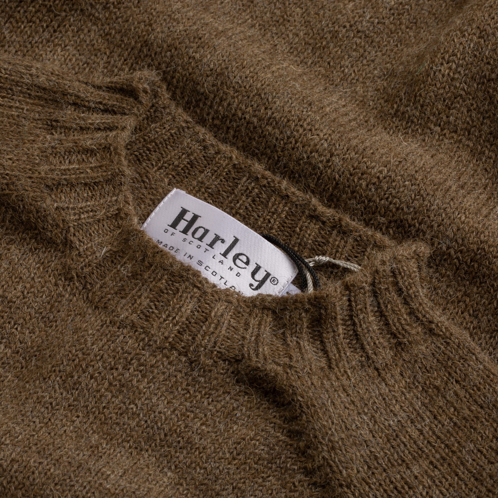 pull HARLEY OF SCOTLAND Voe True Shetland Crew Neck Moorit flaneurs-tag