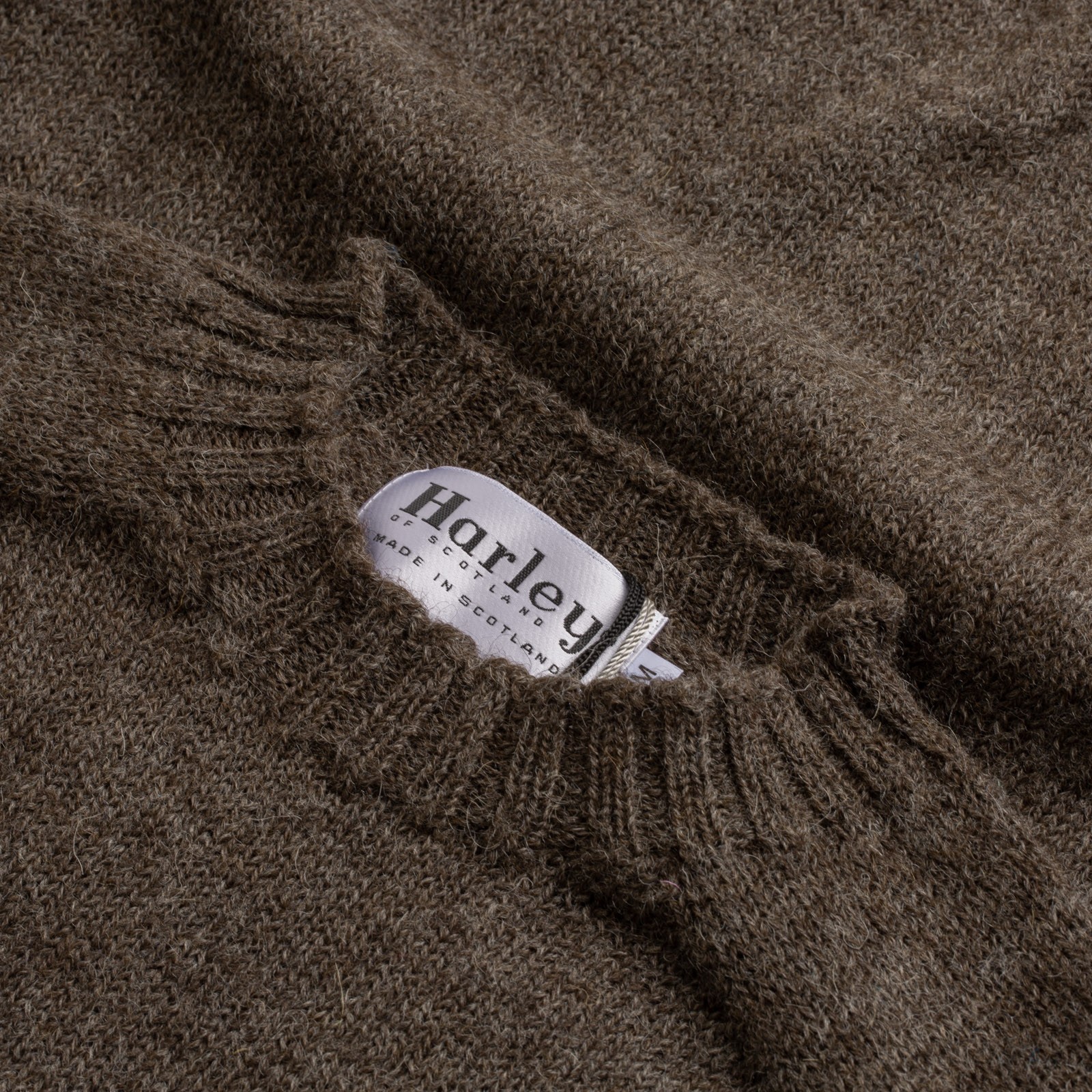 pull HARLEY OF SCOTLAND Voe True Shetland Crew Neck Grey flaneurs-label