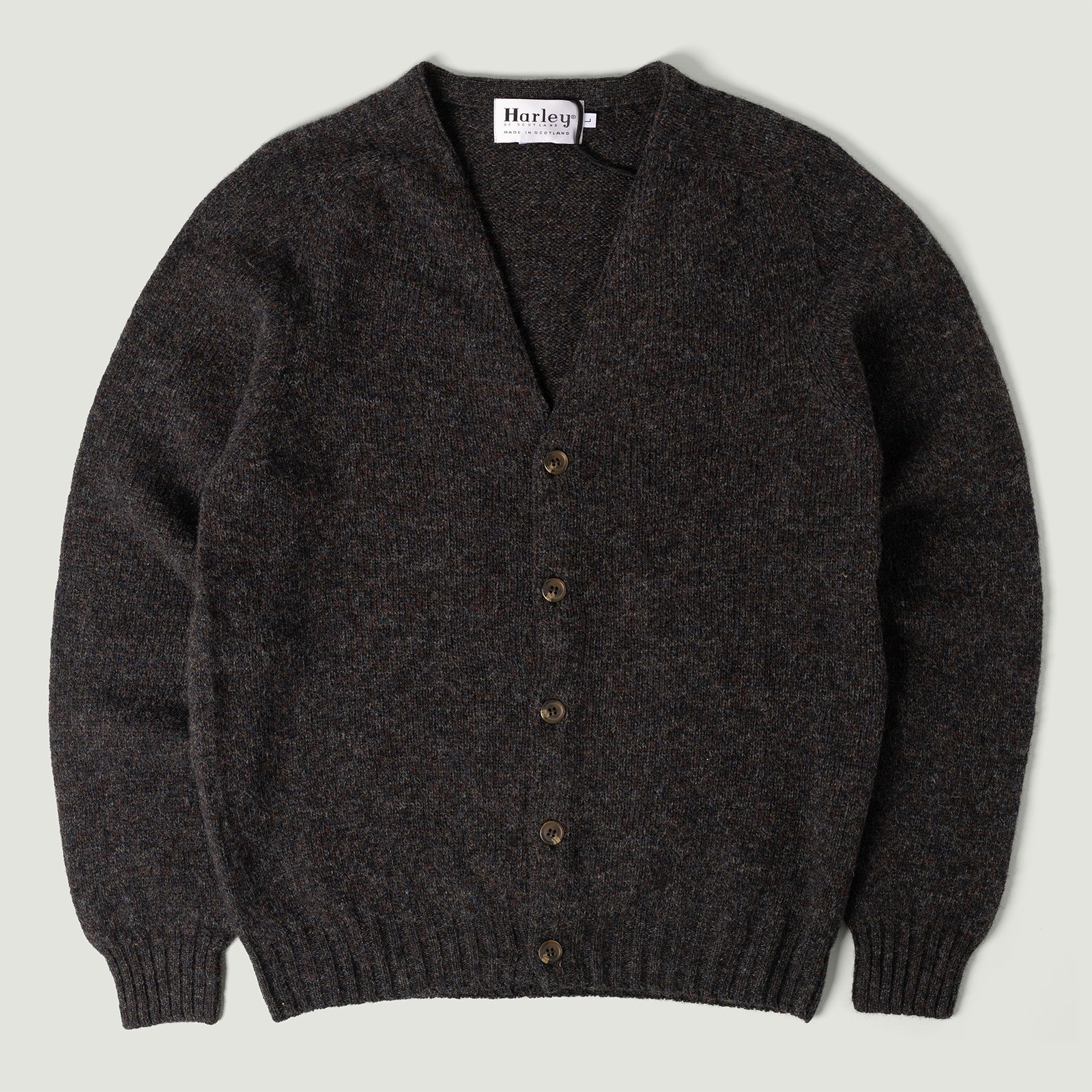 Vignette_cardigan laine sadle shoulder v Harley of Scotland flâneurs-smoulder