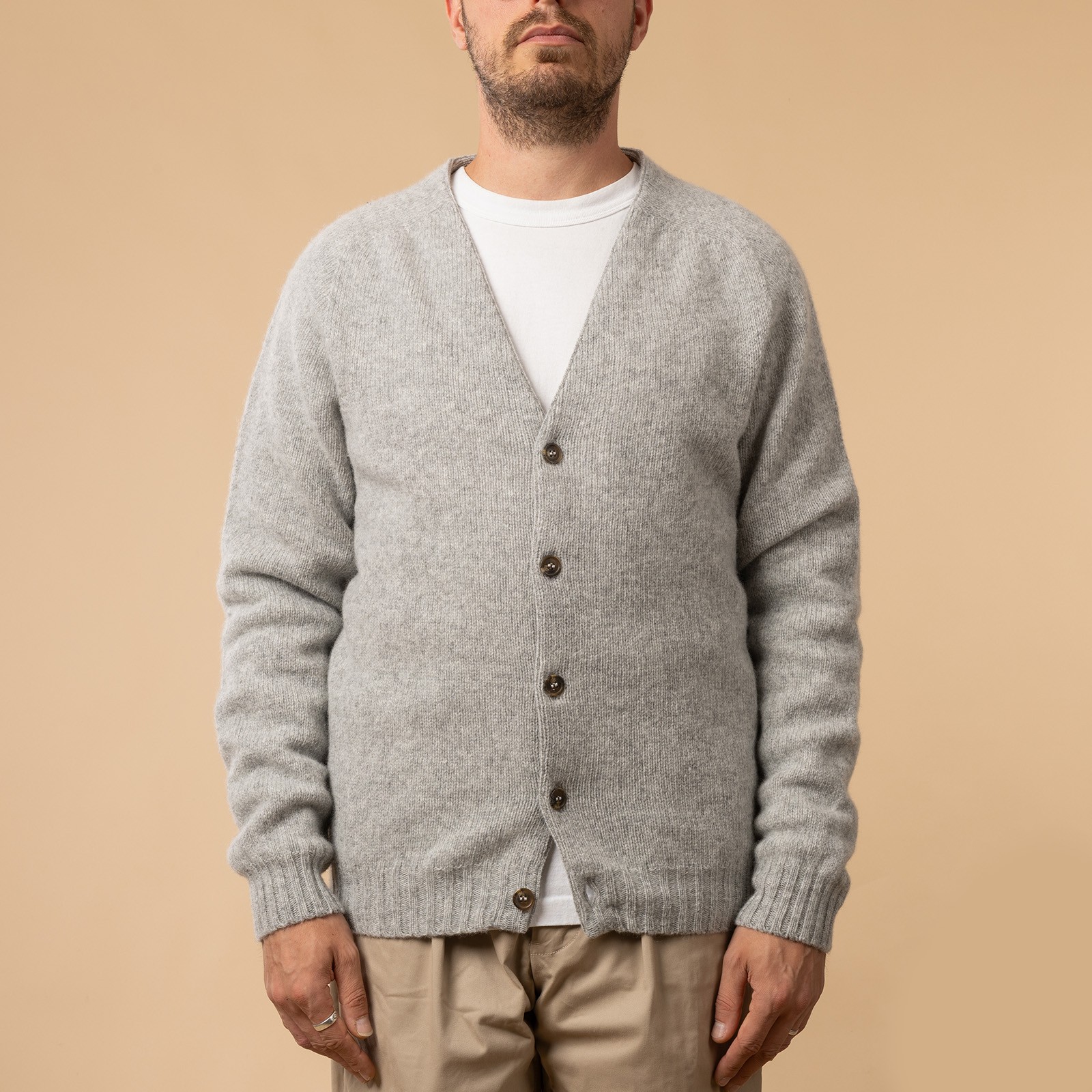 Cardigan  en laine HARLEY OF SCOTLAND / Saddle Shoulder V couleur Silver de face fermé