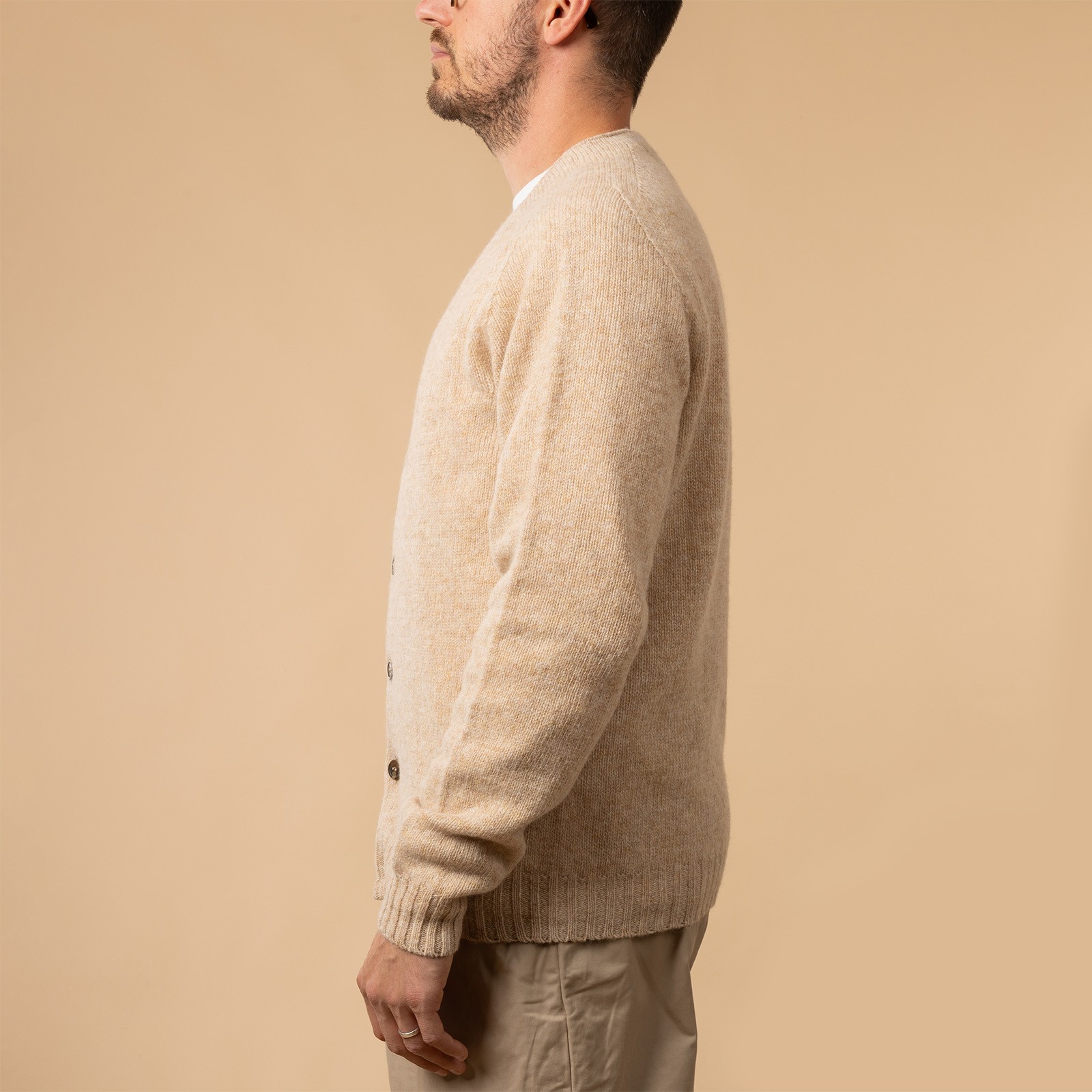 Cardigan en laine HARLEY OF SCOTLAND Saddle Shoulder V couleur Tusk de profil
