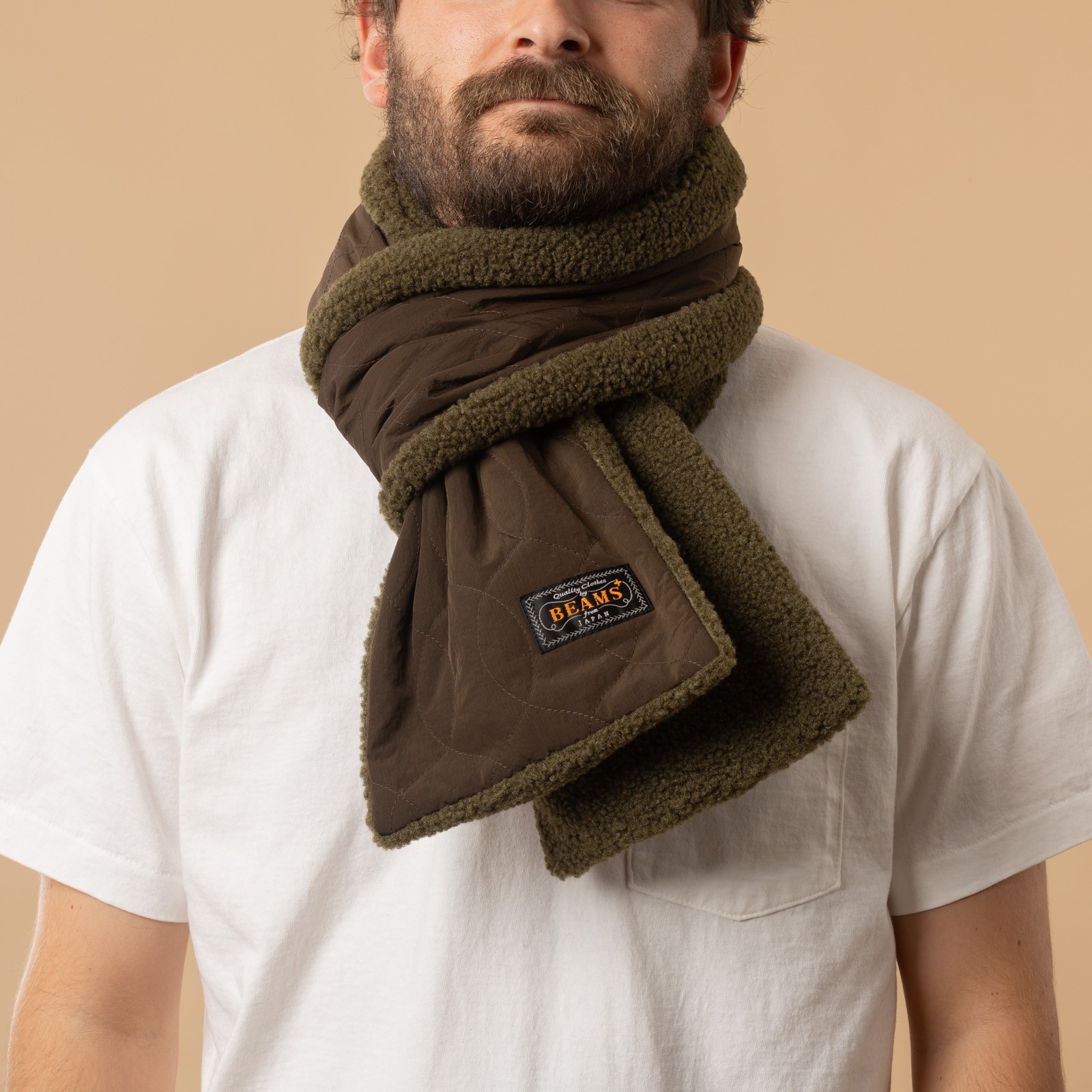 Echarpe en nylon BEAMS PLUS Muffler Boa Quilt couleur Olive nouée