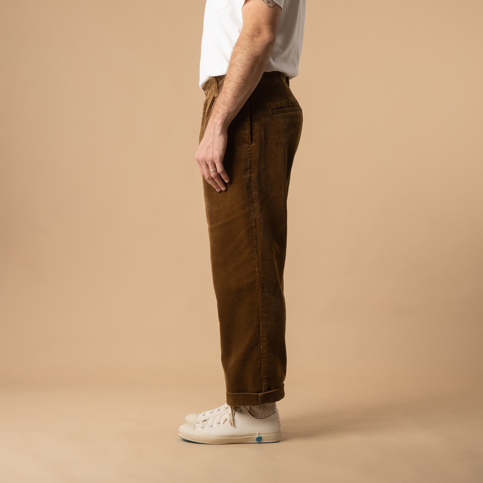 Pantalon en velours côtelé FOB FACTORY / F0533 Corduroy Trousers couleur Khaki de profil