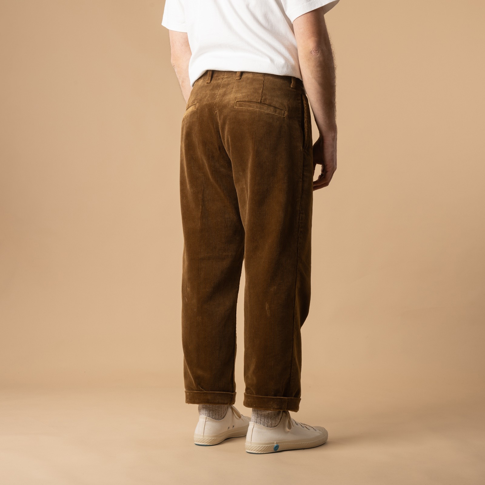 Pantalon en velours côtelé FOB FACTORY / F0533 Corduroy Trousers couleur Khaki de dos