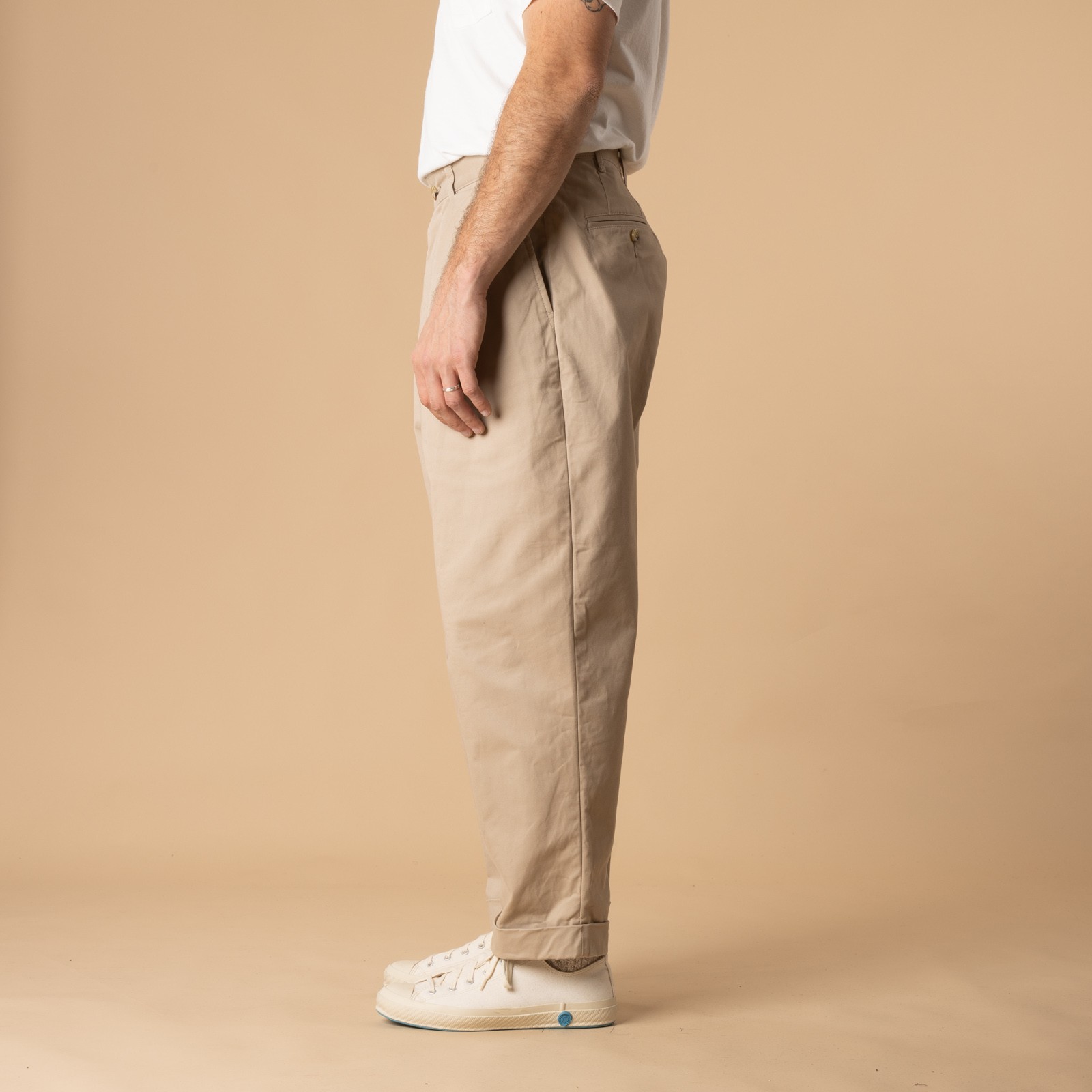 Pantalon-à-pinces-BEAMS PLUS-2 Pleats Twill Trousers-couleur-Khaki-de-profil