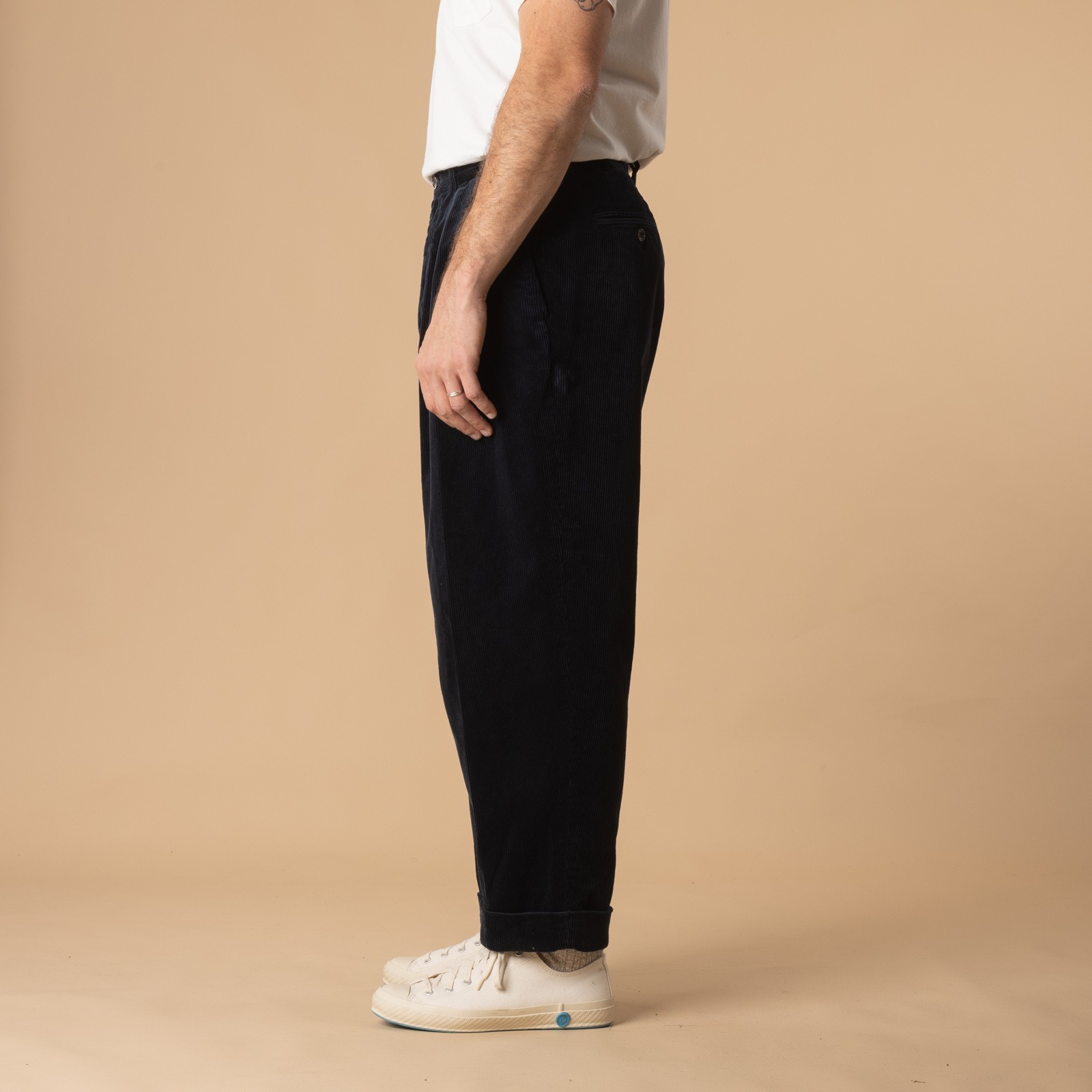 Pantalon-à-pinces_BEAMS PLUS-2 Pleats Corduroy Trousers-couleur-Navy-de-profil