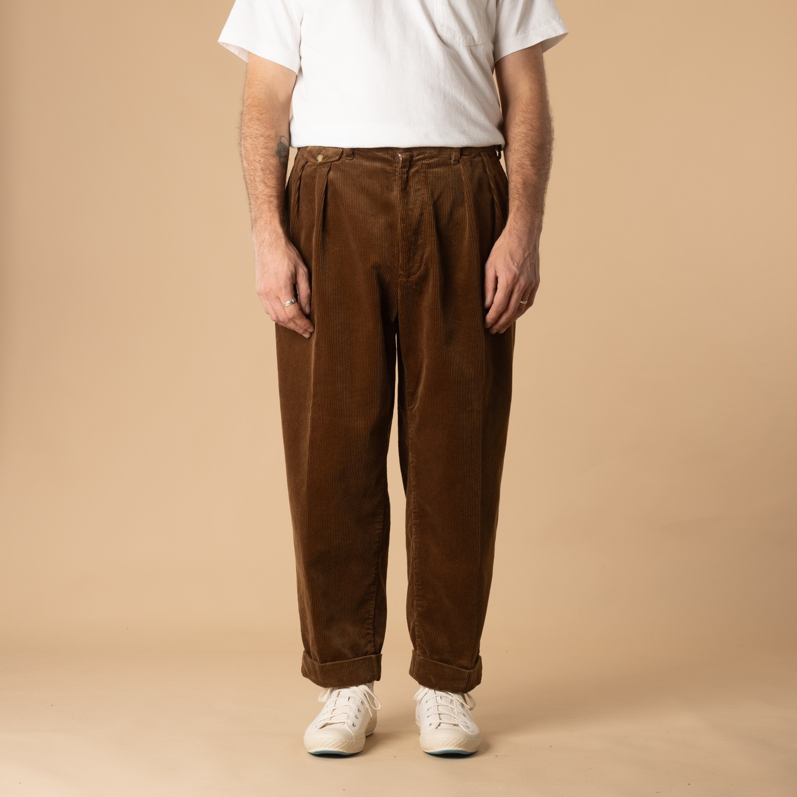 Pantalon-à-pince_BEAMS PLUS-2 Pleats Corduroy Trousers-couleur-Golden Brown-de-face