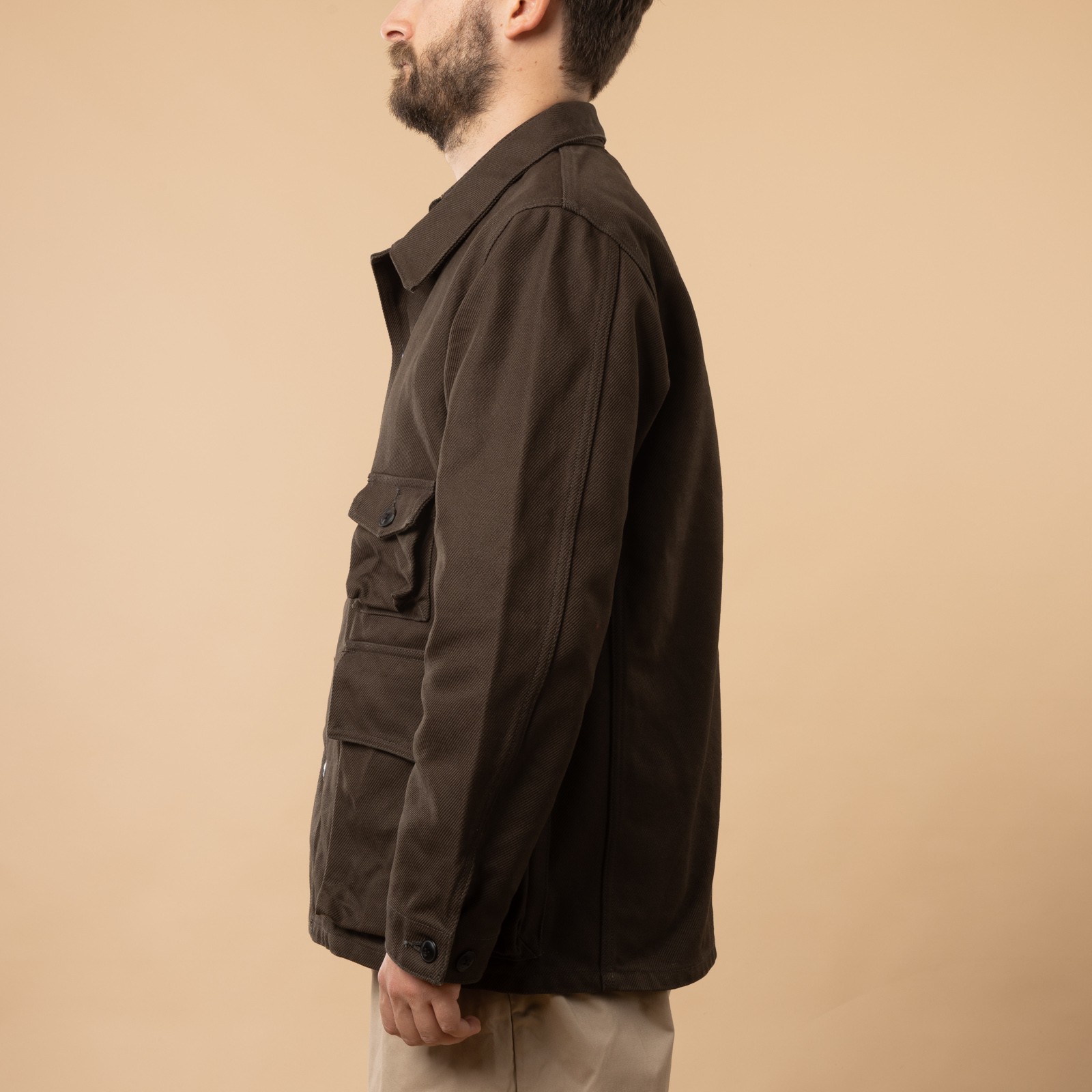 flâneurs-FOB-FACTORY-F2448-Heavy-Cotton-Twill-Hunting-Jacket-Black-de-profil