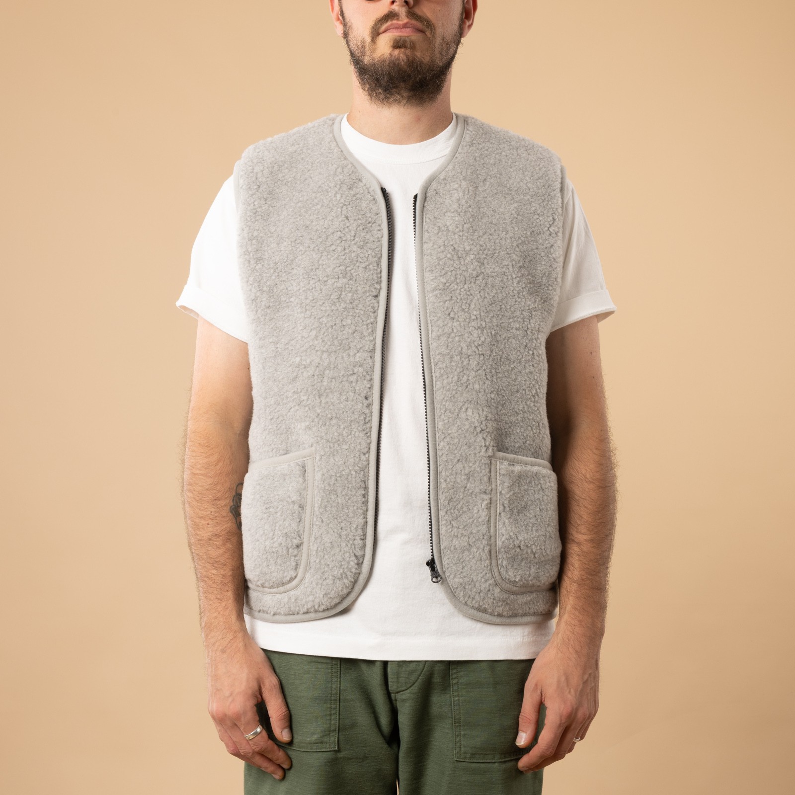 flâneurs-COLDBREAKER-sleeveless-wool-jacket-Pepitko-Ultralight-Light-Grey-front-open