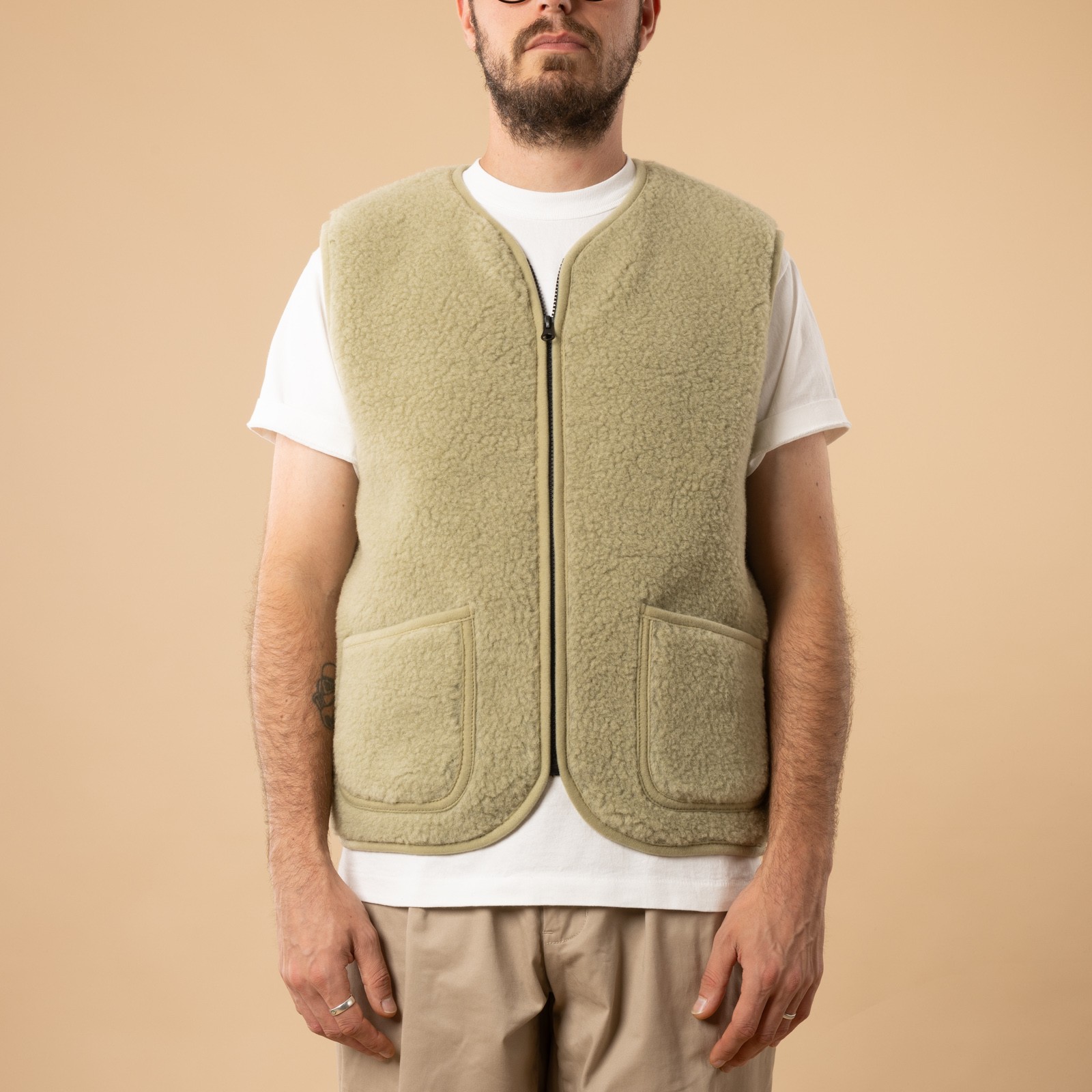 flâneurs-COLDBREAKER-veste-en-laine-sans-manche-Pepitko-ultralight pistachio de face fermé