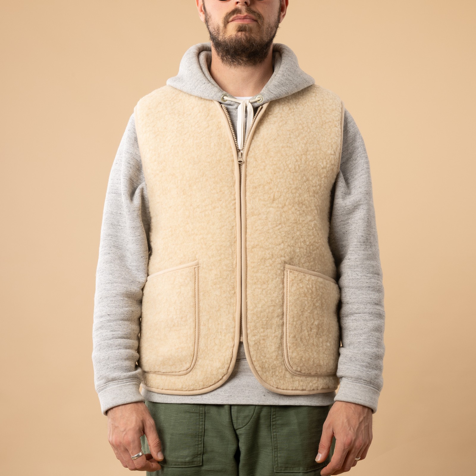 flâneurs-COLDBREAKER-veste-en-laine-sans-manche-Pepitko-beige de face fermé