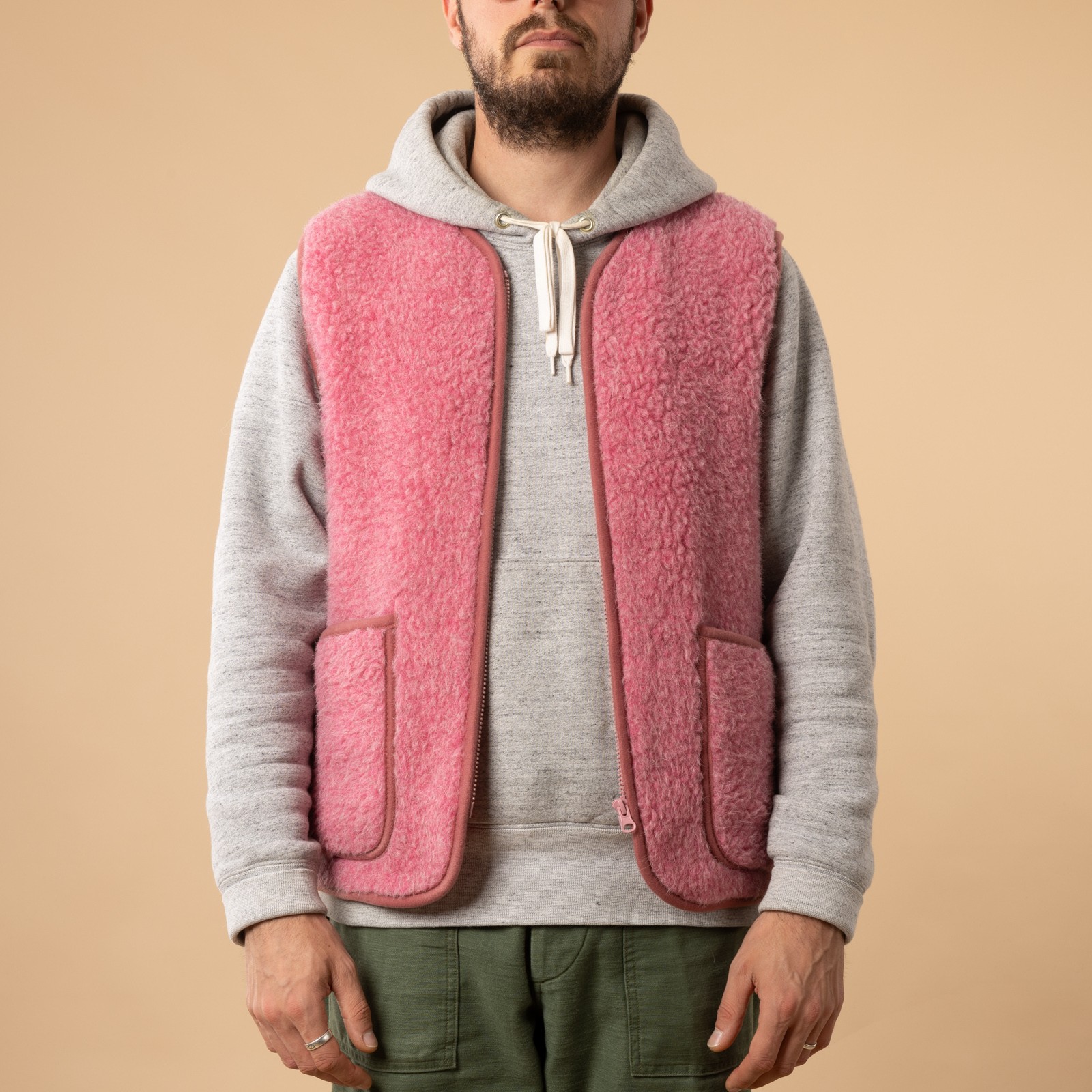 flâneurs-COLDBREAKER-veste-en-laine-sans-manche-Pepitko-Vest-Pink de face ouvert