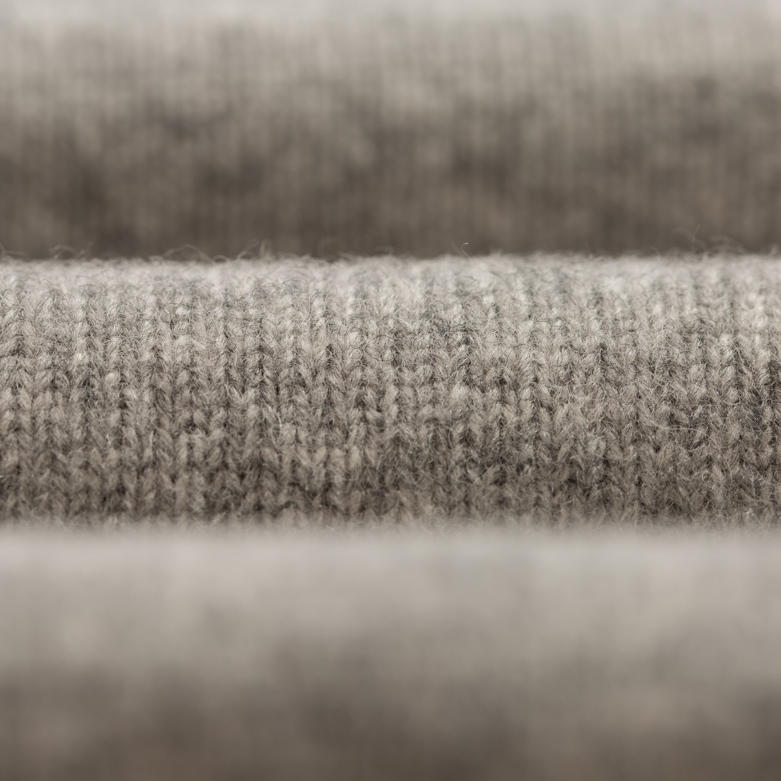 closeup flâneurs-Mooncastle-Japanese Sweater-Wool and Cashmere-Round Neck light grey-4
