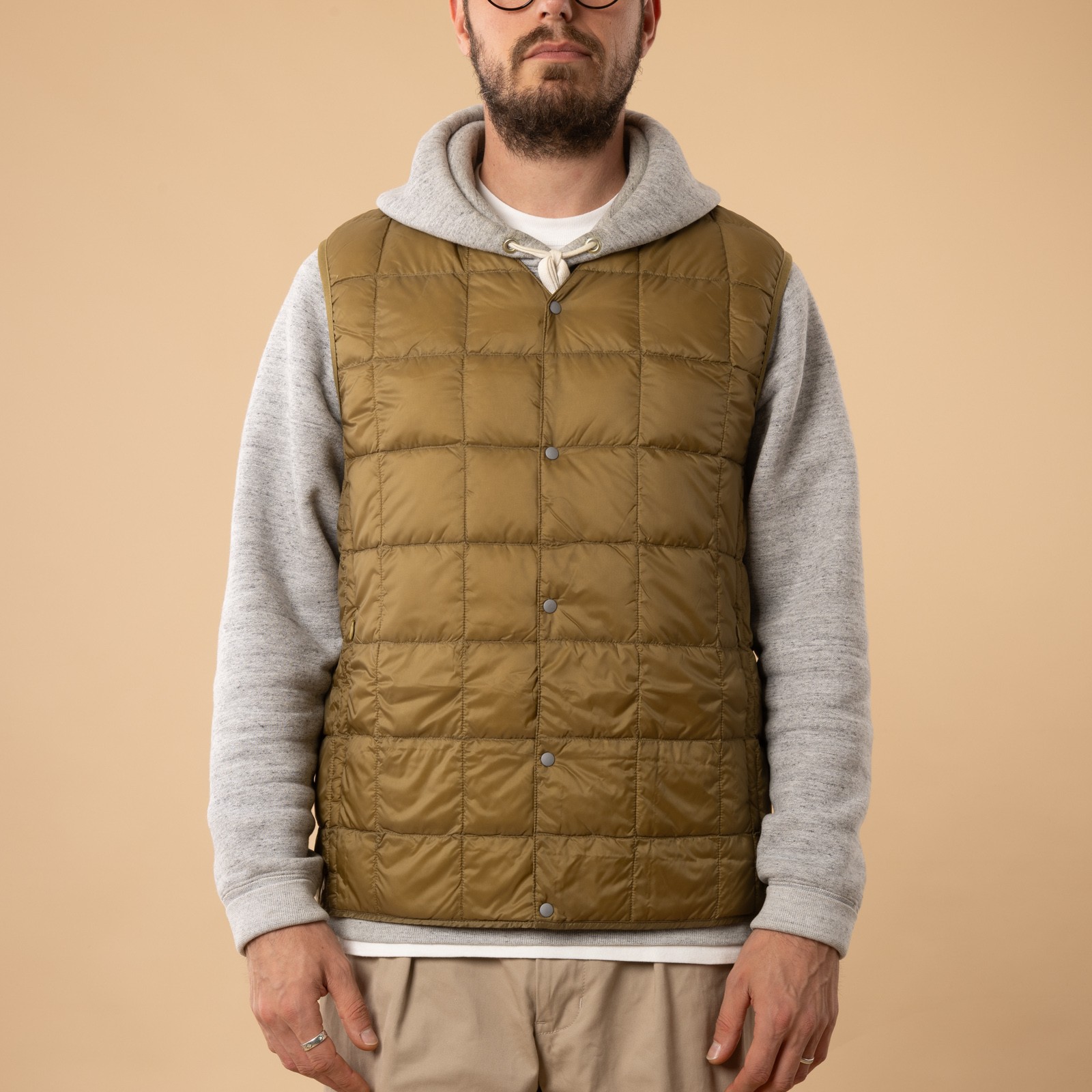 Veste sans manches TAION -  V-Neck Down Vest couleur Beige de face fermé