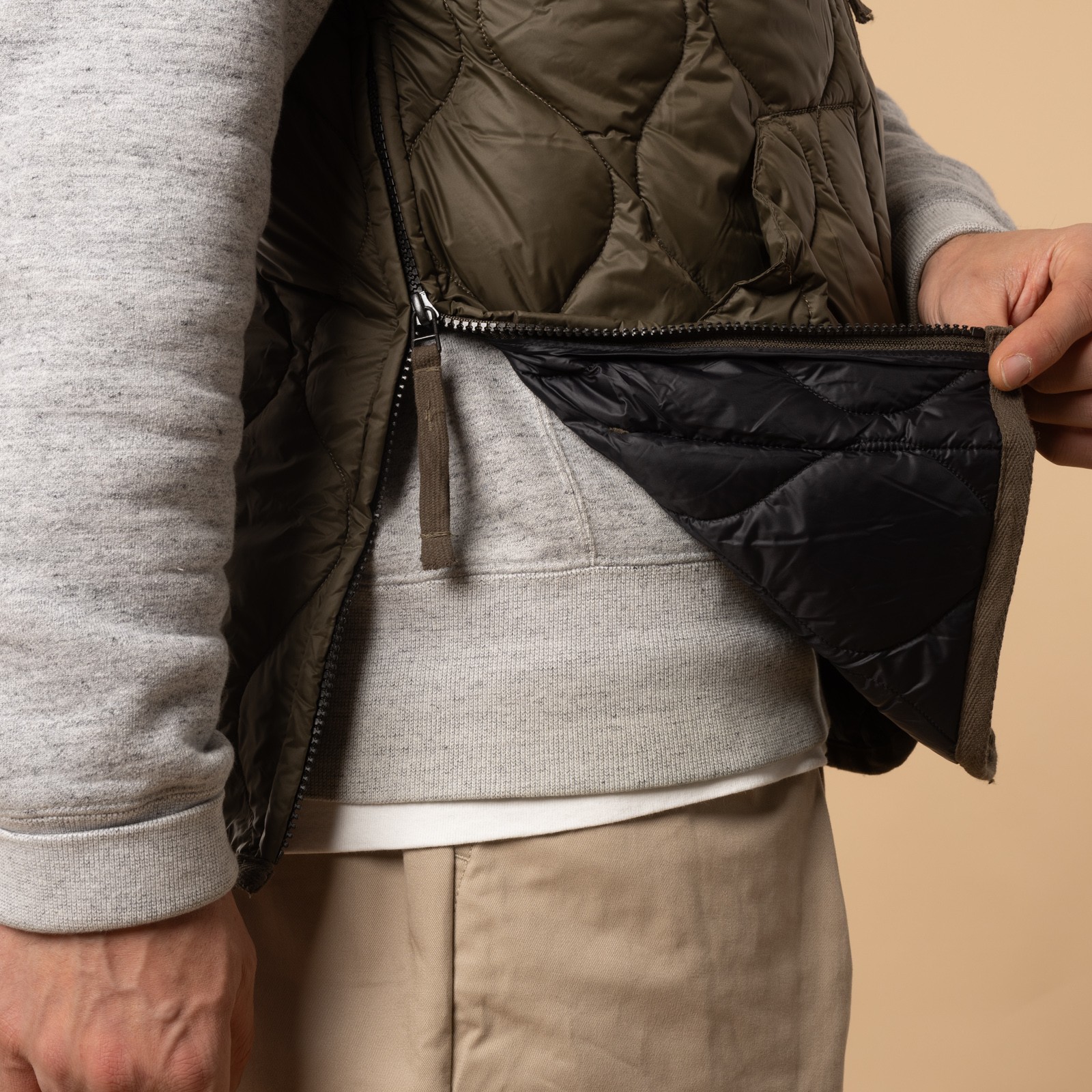 Taion-flâneurs-veste-sans-manche-Military-V-Neck-W-Zip-Down-Vest-Dark-Olive-détail-zip-profil