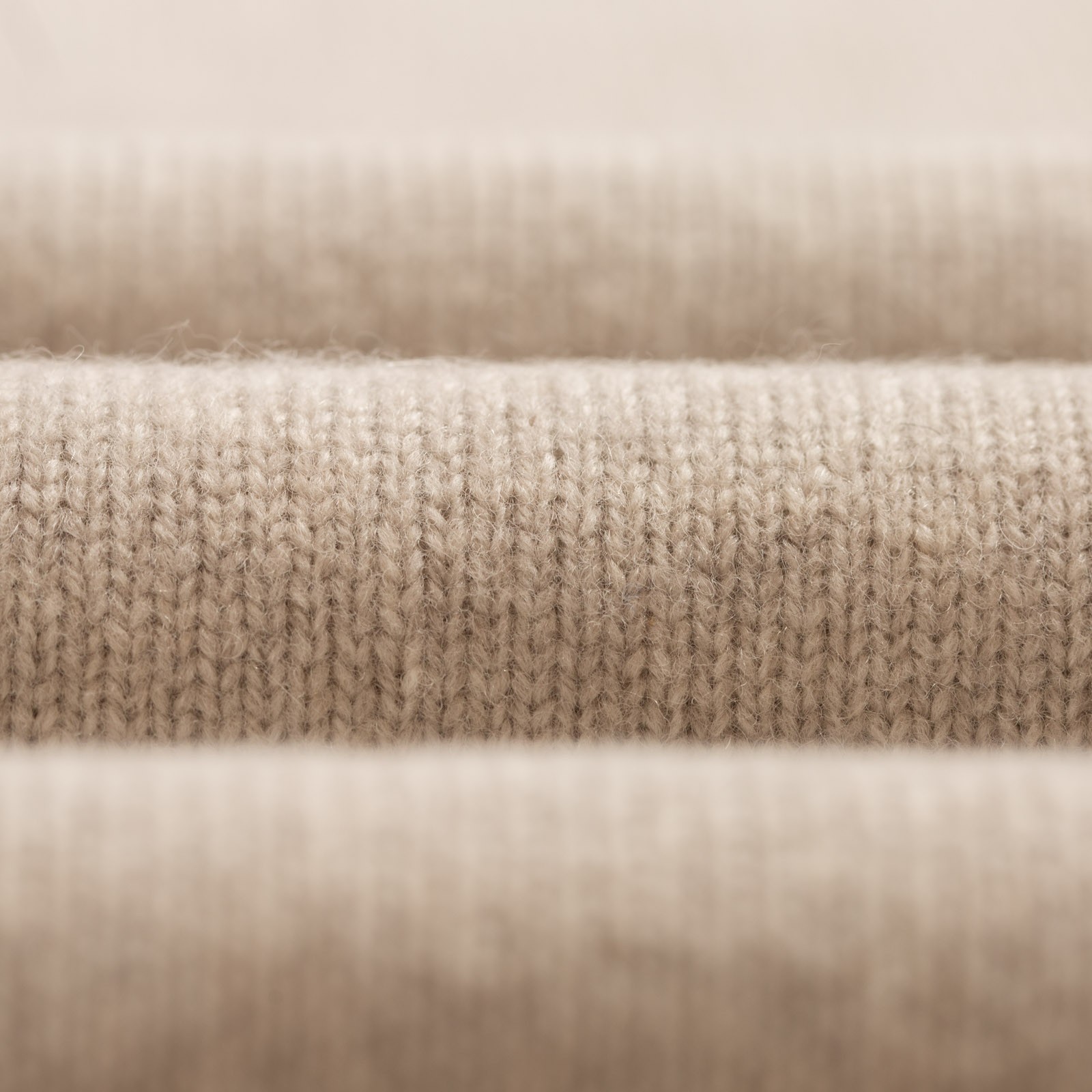 closeup-flâneurs-Mooncastle-Japanese-Sweater-Wool-and-Cashmere-Chimney-Collar-Beige-Gray