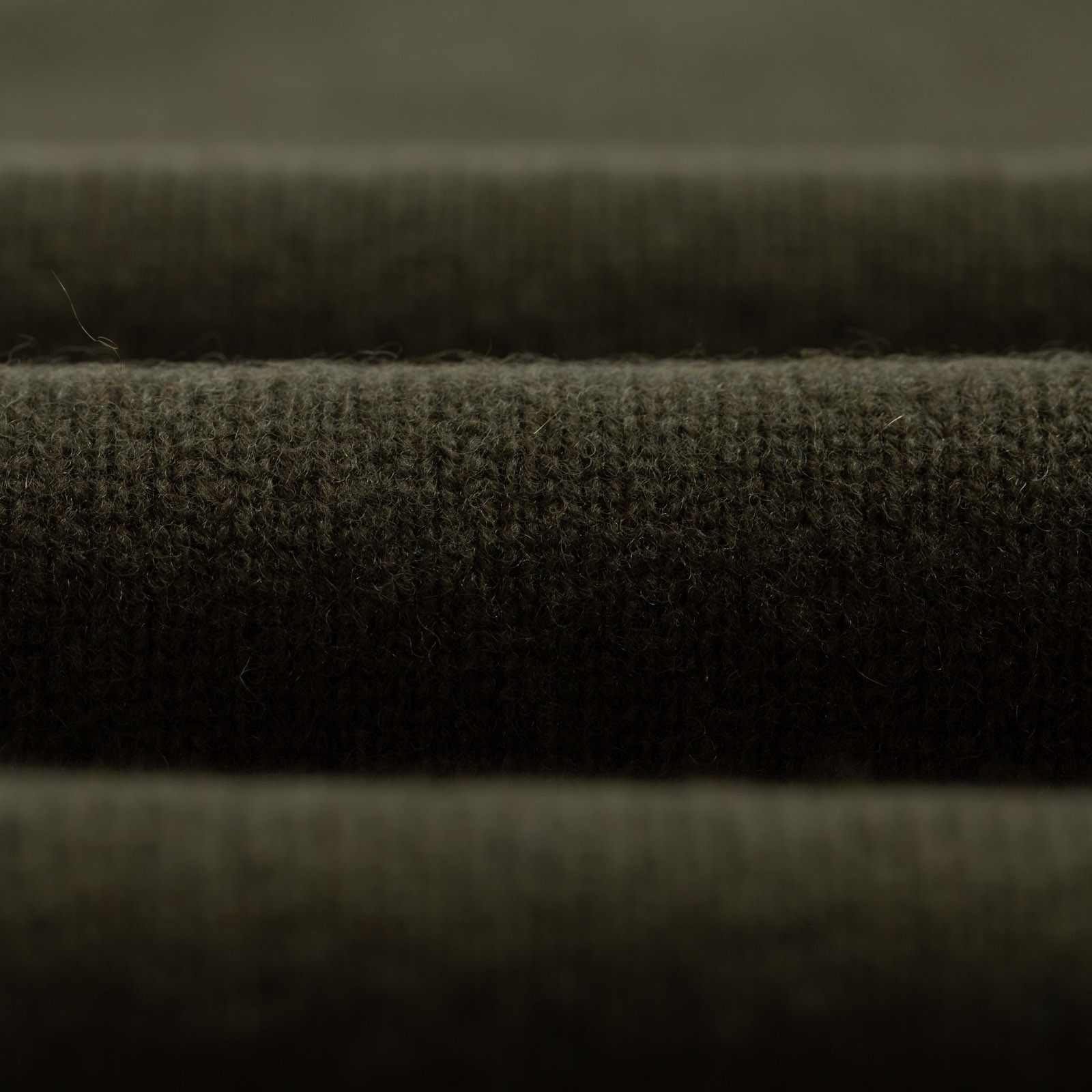 closeup-flâneurs-Mooncastle-Japanese-Sweater-Wool-and-Cashmere-Turtleneck-moss-green