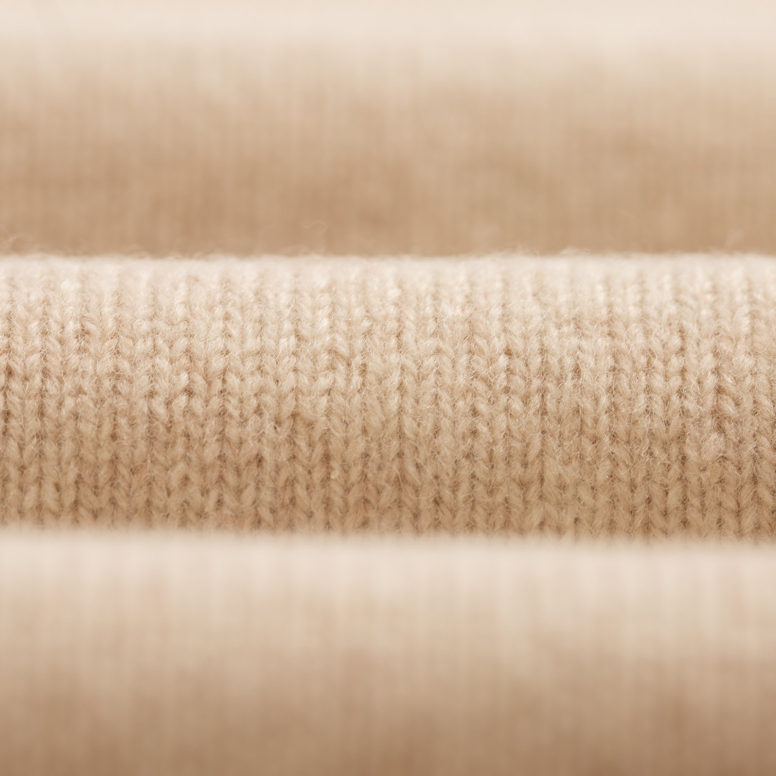 closeup-flâneurs-Mooncastle-Japanese-Sweater-Wool-and-Cashmere-Turtleneck-Natural