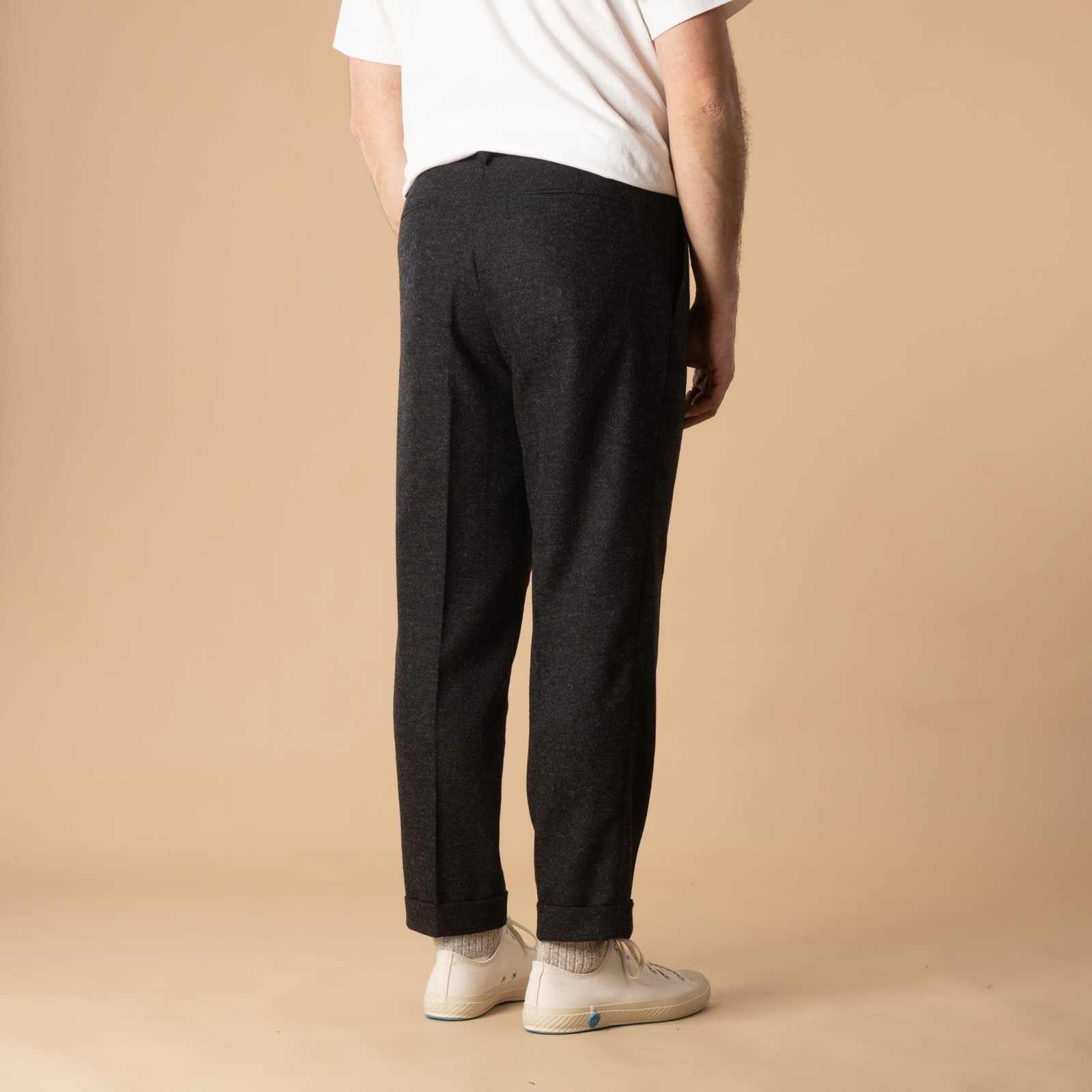 flâneurs-BEAMS-PLUS-pantalon-en-laine-cachemire-1 Pleat WoolCashmere Trousers Charcoal Grey de dos