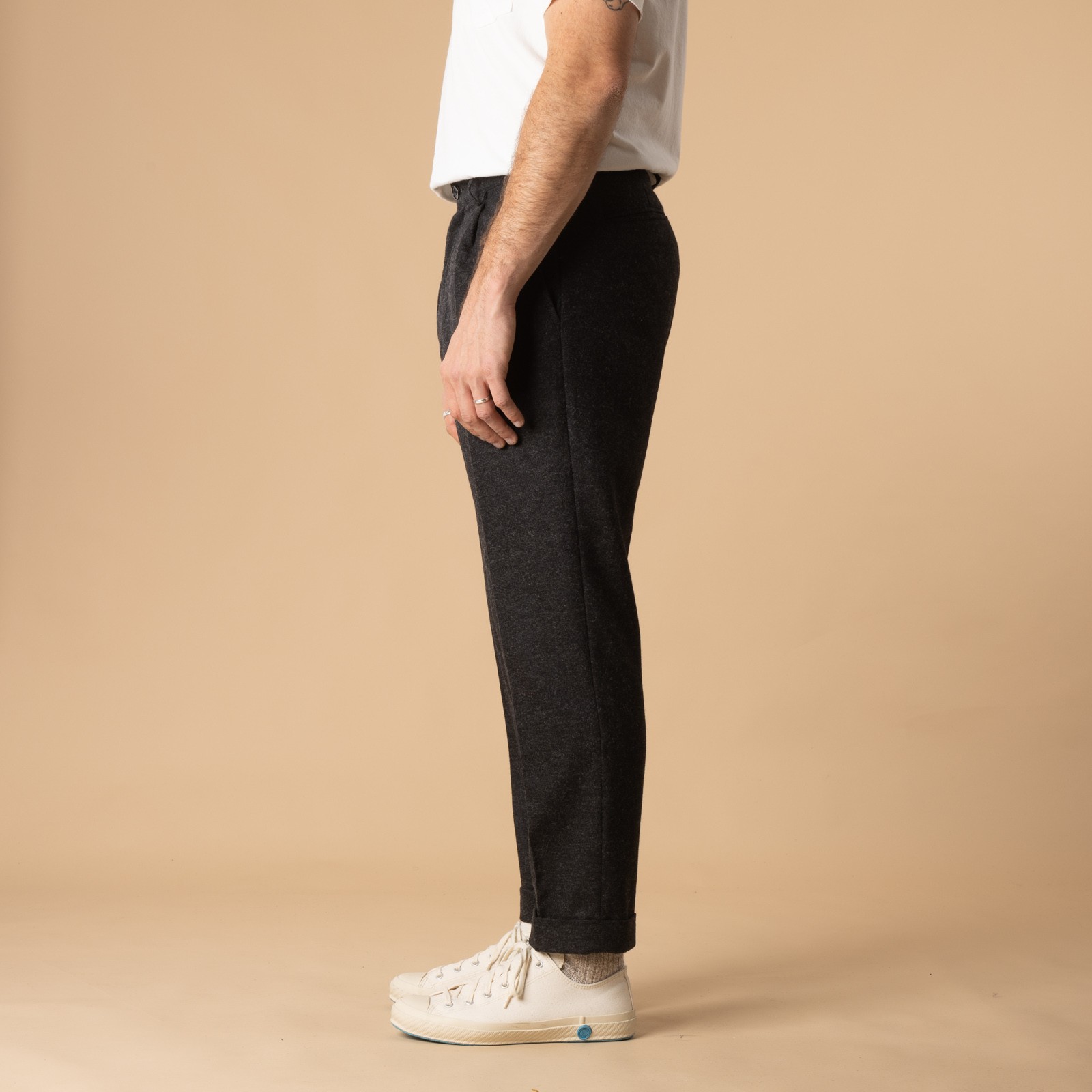 flâneurs-BEAMS-PLUS-pantalon-en-laine-cachemire-1 Pleat WoolCashmere Trousers Charcoal Grey de profil