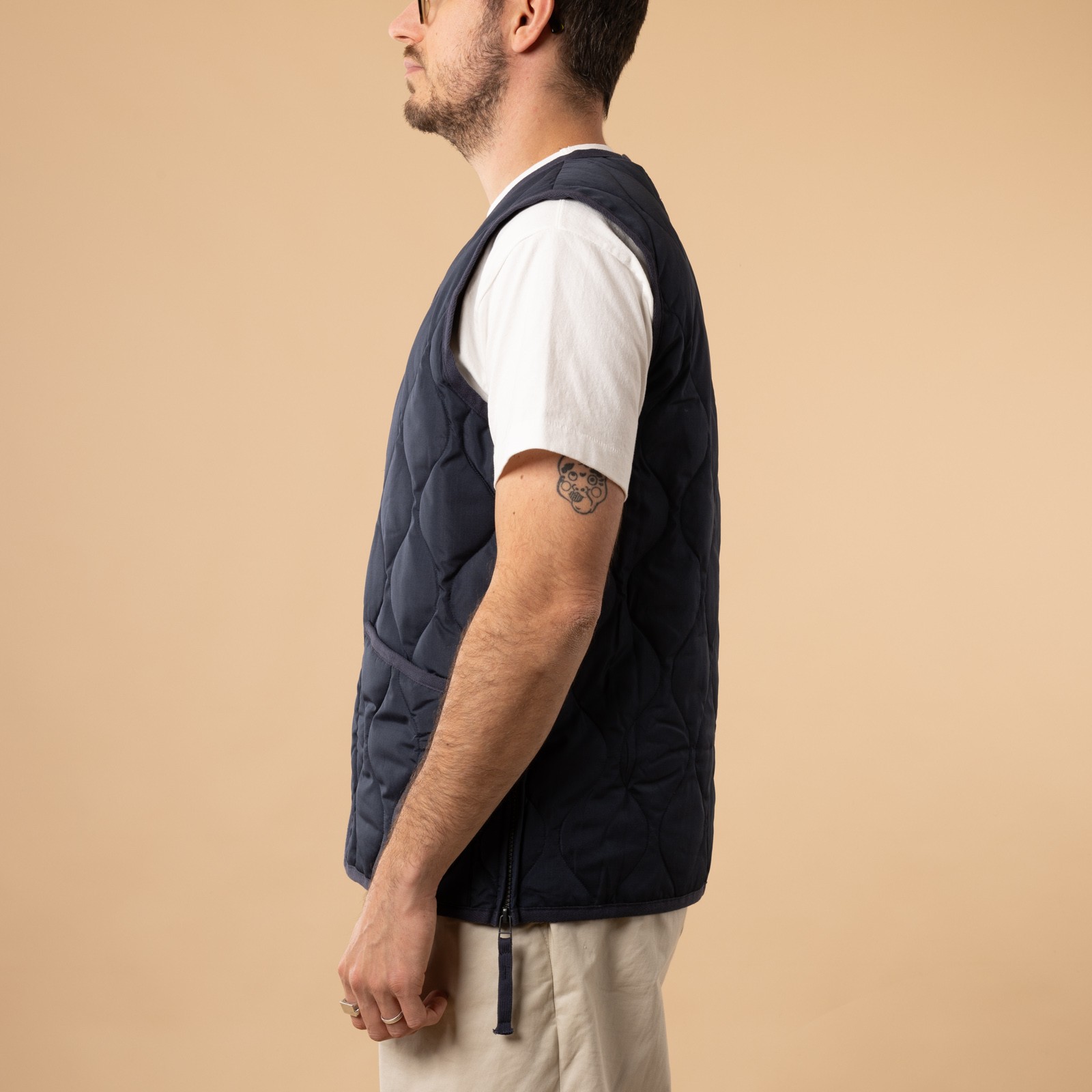 Taion-flâneurs-veste-sans-manche-Unisex-Military-Button-V-Neck-Down-Vest-Dark Navy de profil