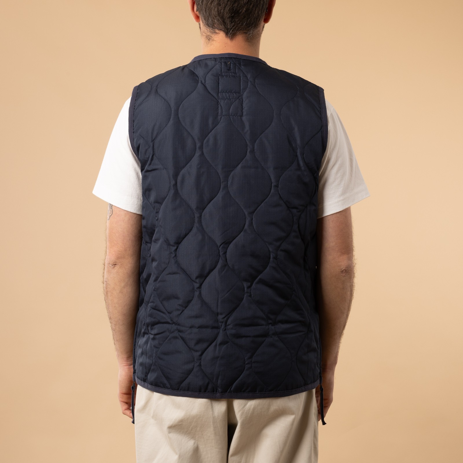 Taion-flâneurs-veste-sans-manche-Unisex-Military-Button-V-Neck-Down-Vest-Dark Navy de dos