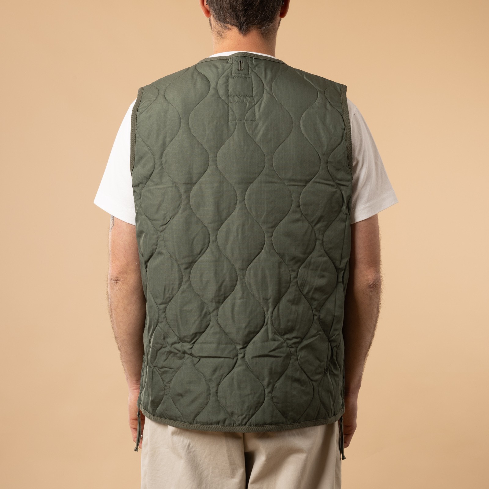 Taion-flâneurs-veste-sans-manche-Unisex-Military-Zip-V-Neck-Down-Vest-Olive-de-dos