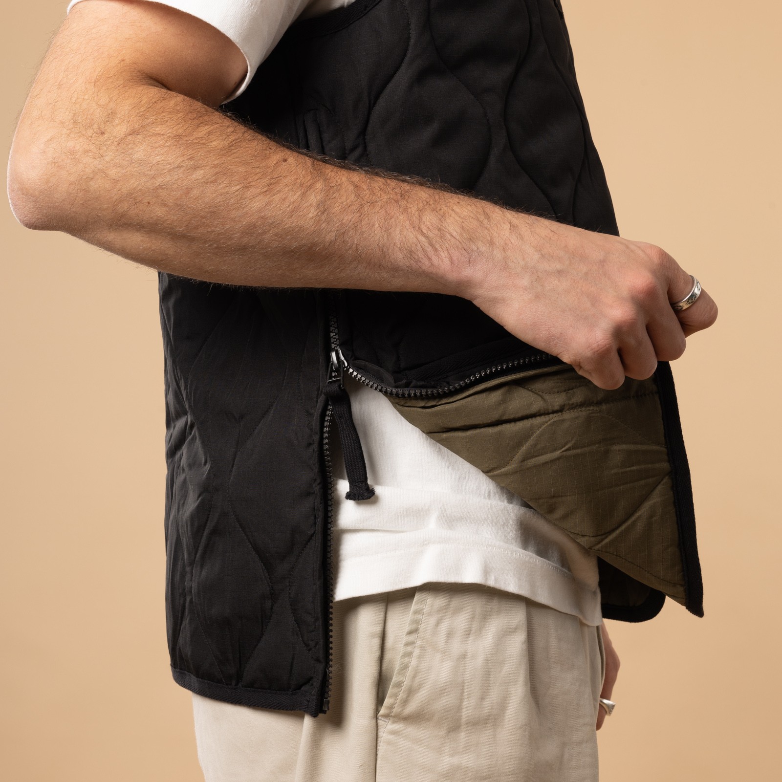 Taion-flâneurs-veste-sans-manche-Unisex-Military-Zip-V-Neck-Down-Vest-Black-détail-zip-côté