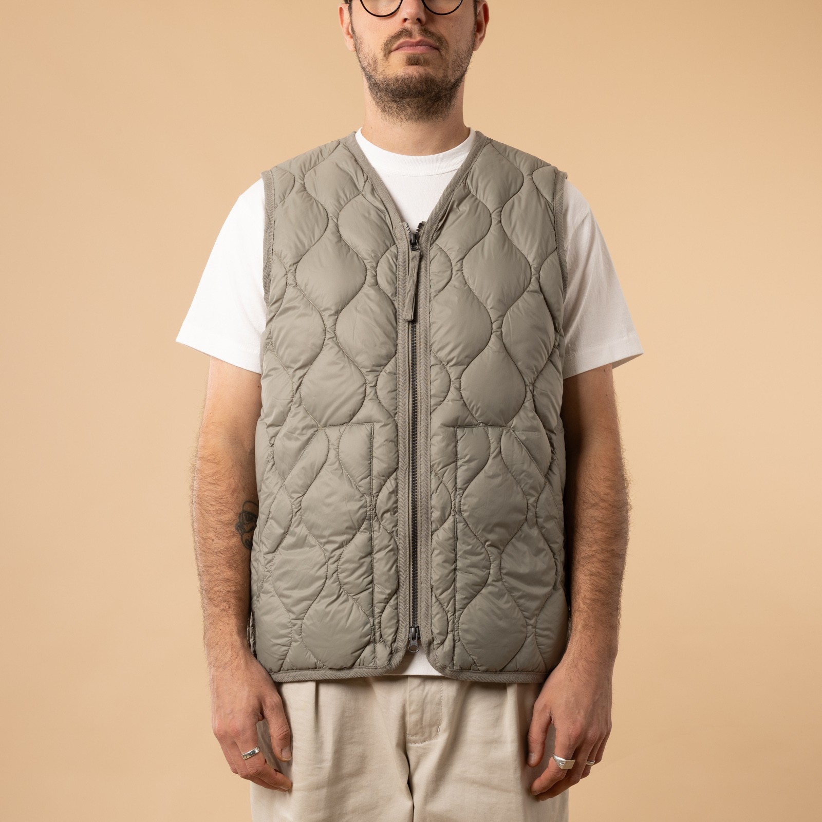 flâneurs Taion veste sans manche-Military V-Neck W-Zip Down Vest Sage Green de face