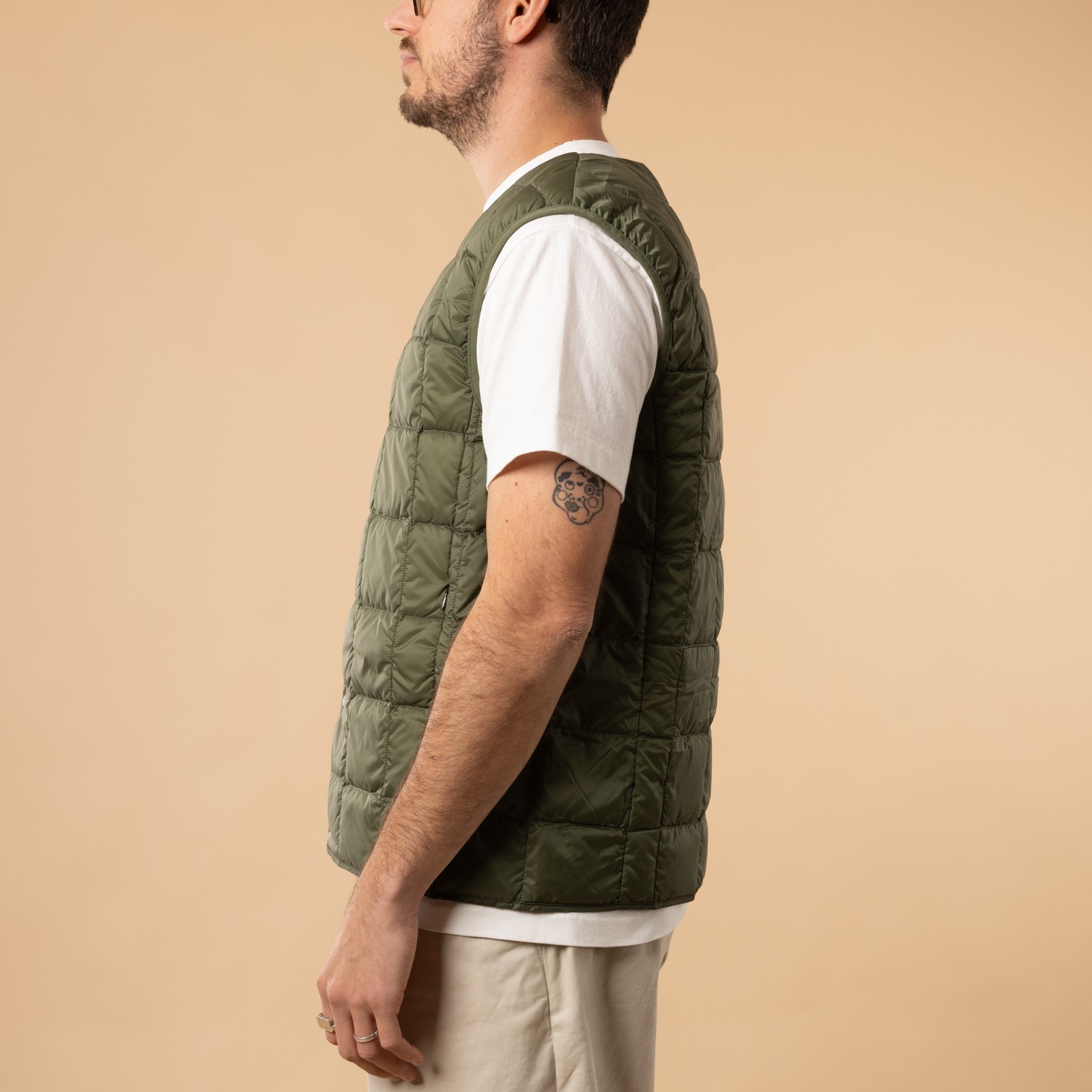 Taion-flâneurs-veste-sans-manche-V-Neck-Down-Vest-Olive-de-profil