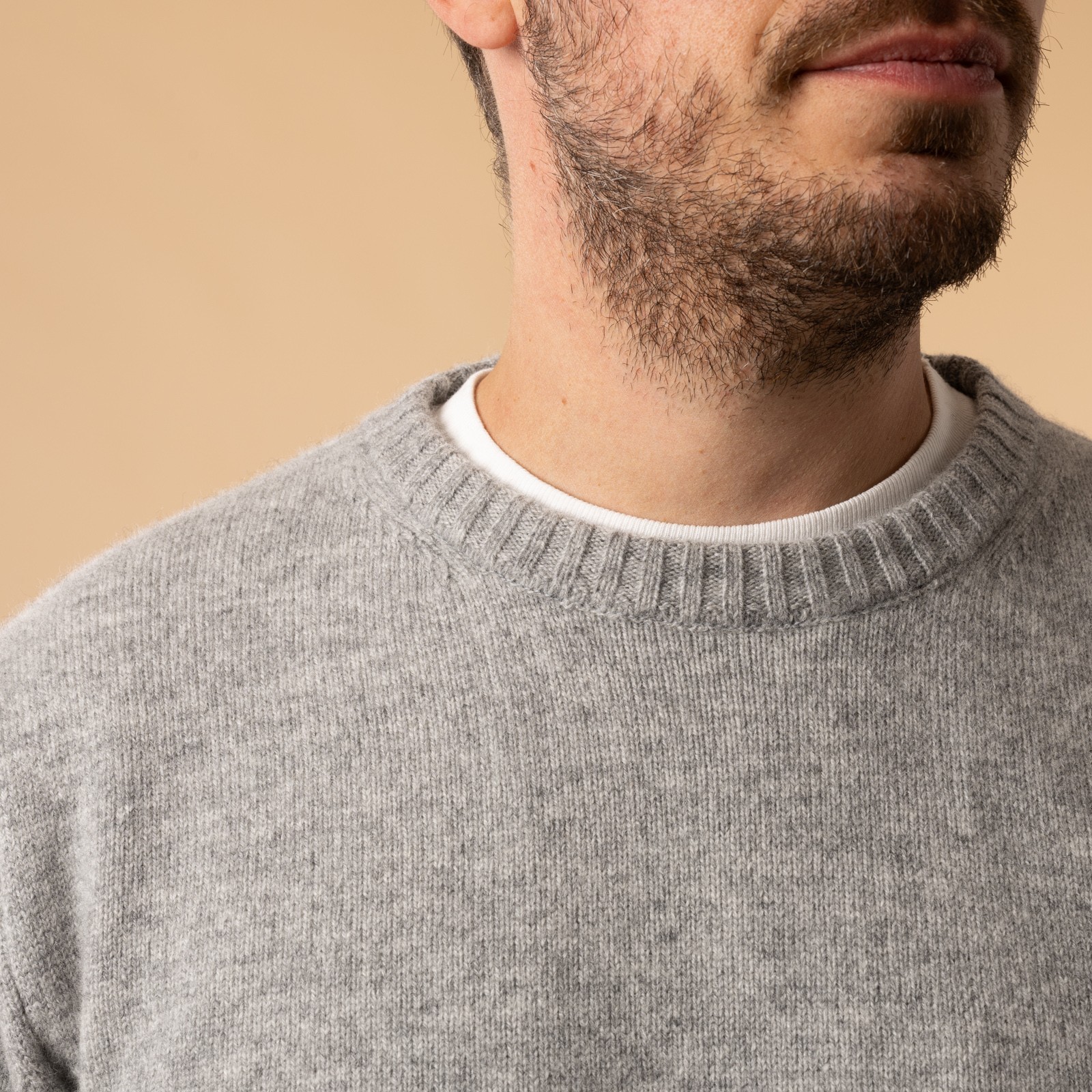 flâneurs-Mooncastle-Japanese-Sweater-Wool-and-Cashmere-Crew-Neck_light-gray-collar-detail