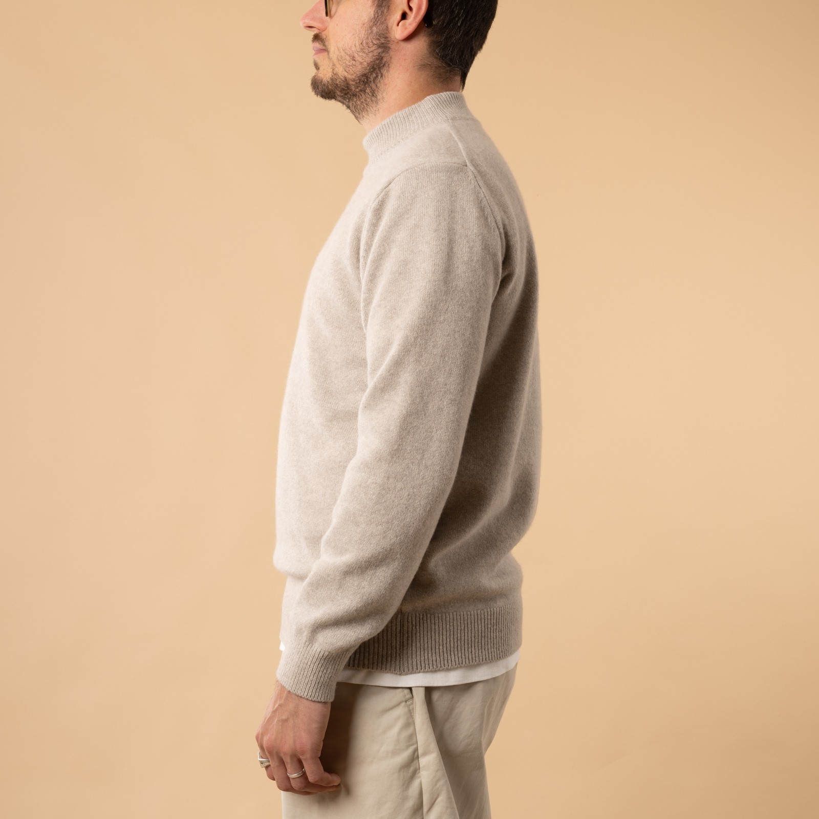 flâneurs-Mooncastle-Japanese-Sweater-Wool-and-Cashmere-Turtleneck-Beige-Gray-Side-View
