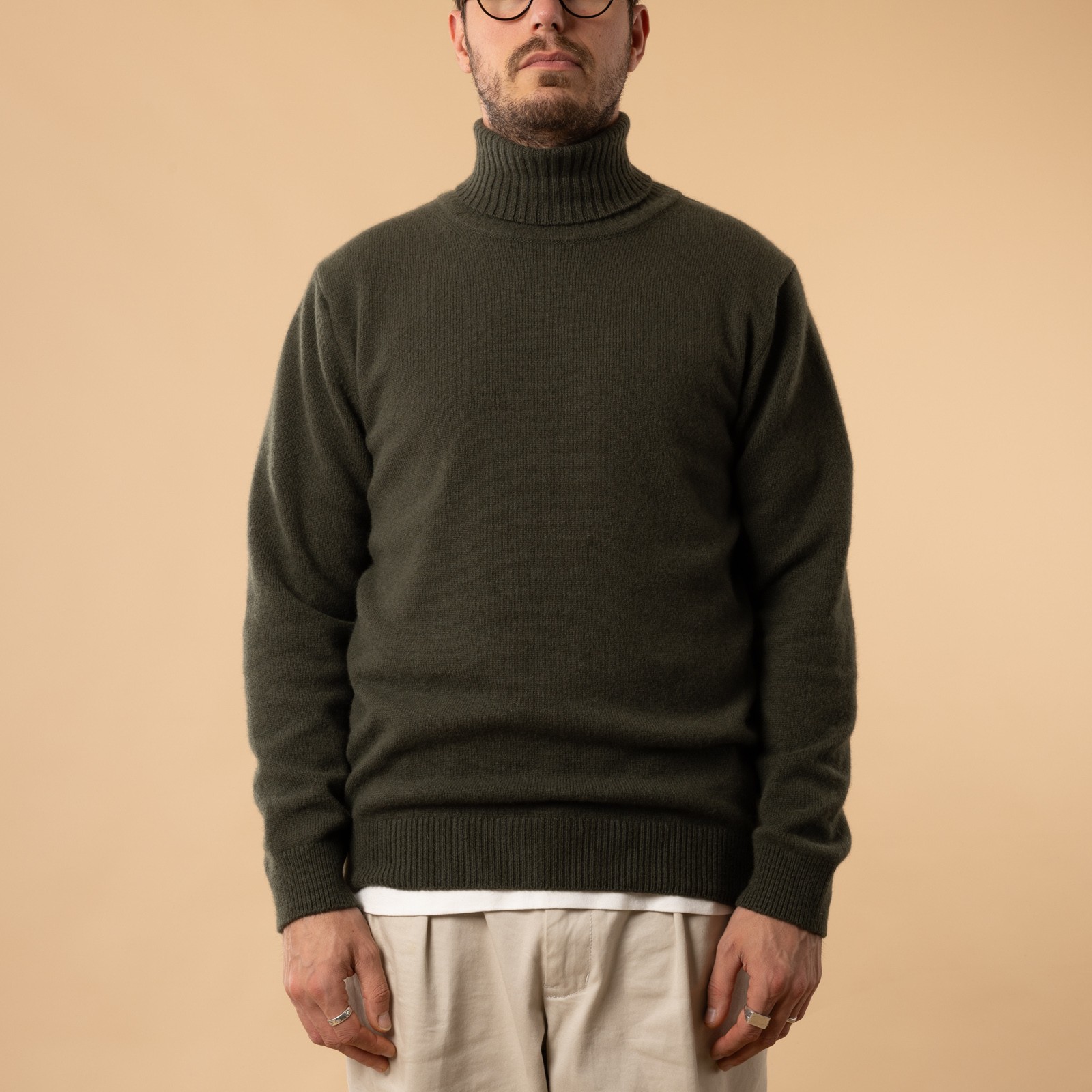 flâneurs-Mooncastle-Japanese-Sweater-Wool-and-Cashmere-Turtleneck-moss-green-front-facing