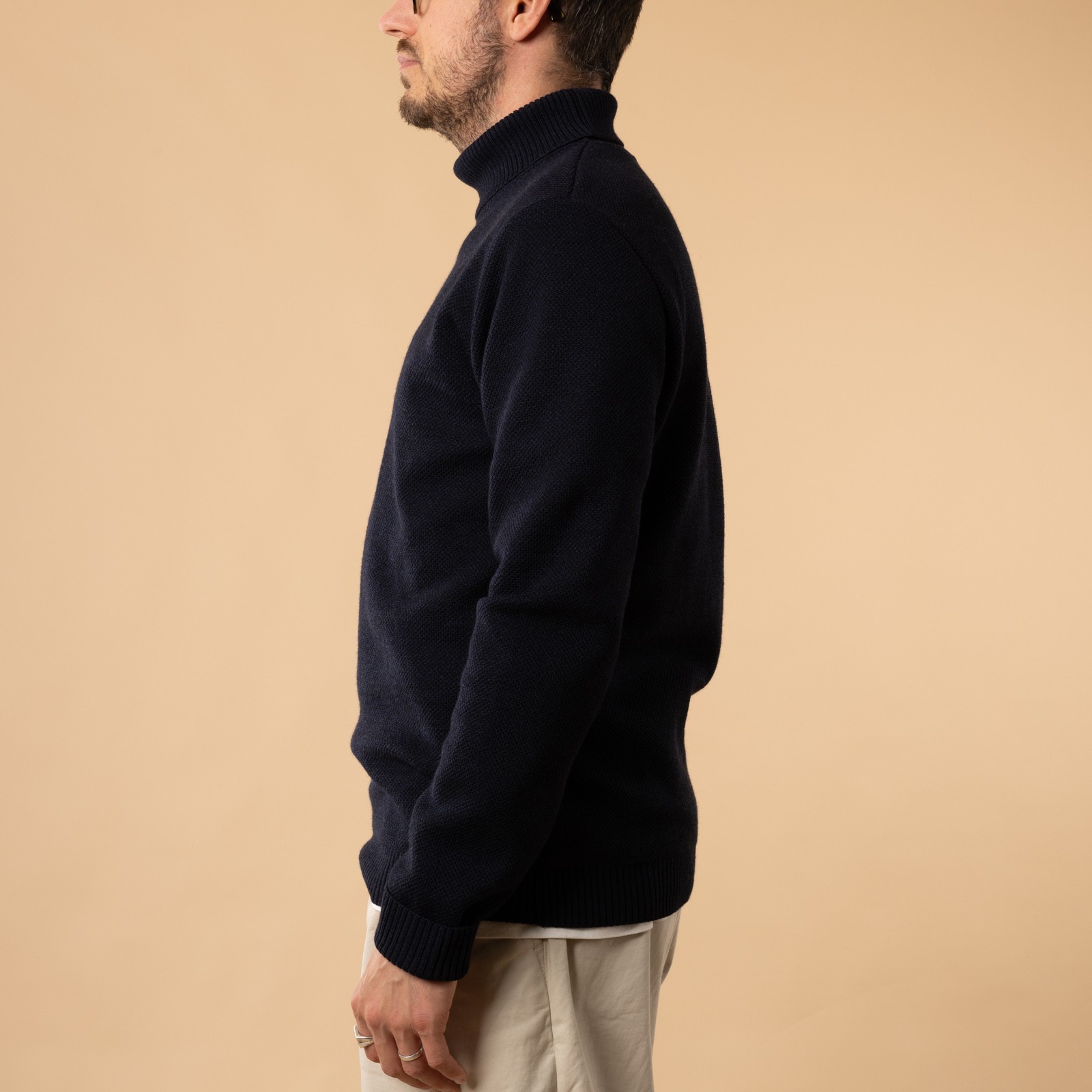 flâneurs-Pull-Col-Roulé-Youri-navy-de-profil