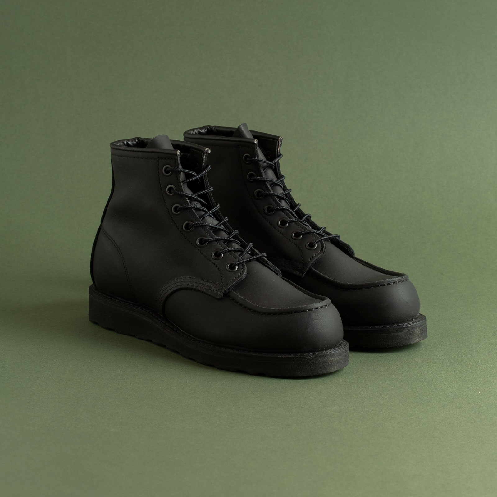 chaussures-RED-WING-SHOES-boots-Classic-Moc-Toe-8074-Black-Harness