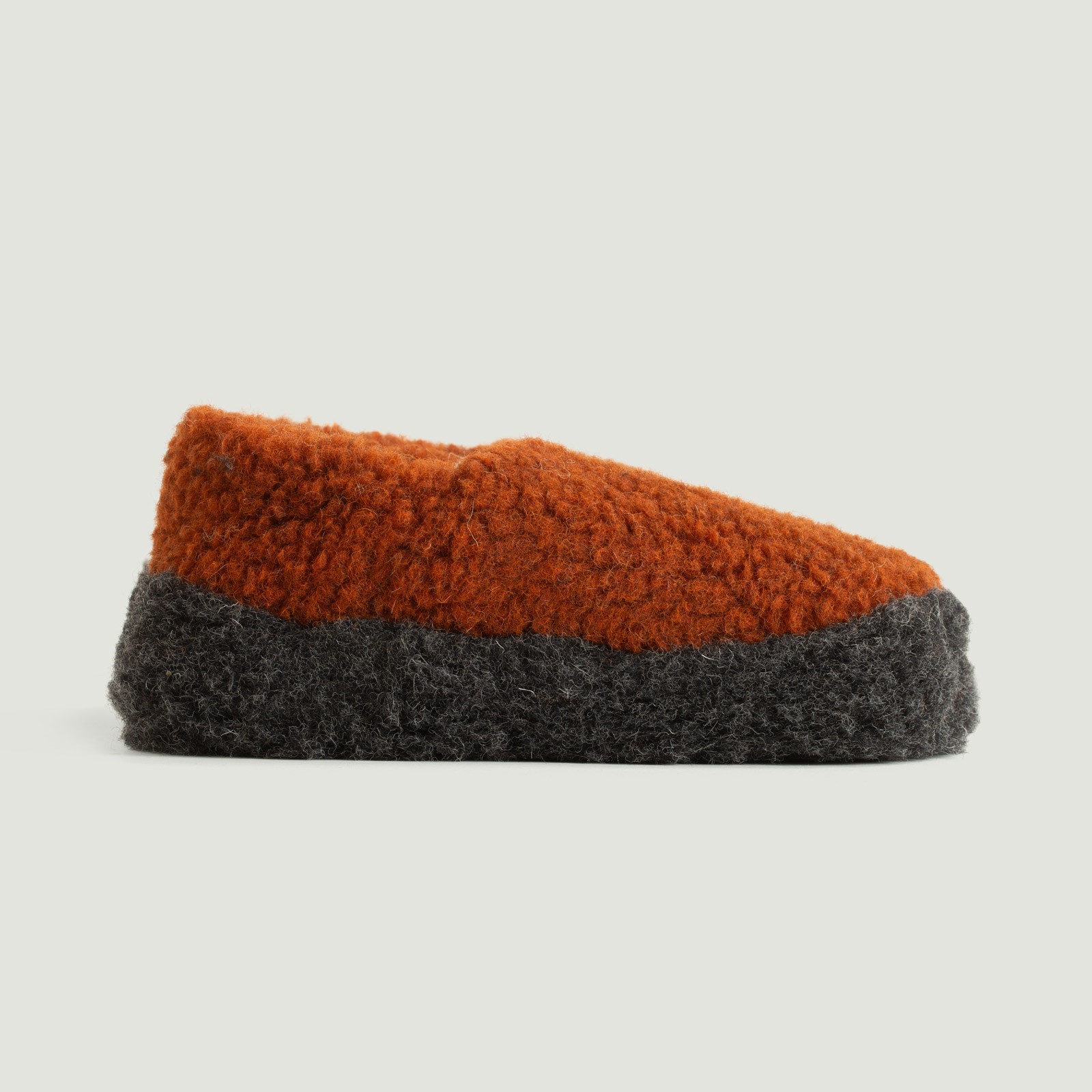 Vignettes-flâneurs-chaussons-COLDBREAKER-Siberian-Slippers-cognac-et-black