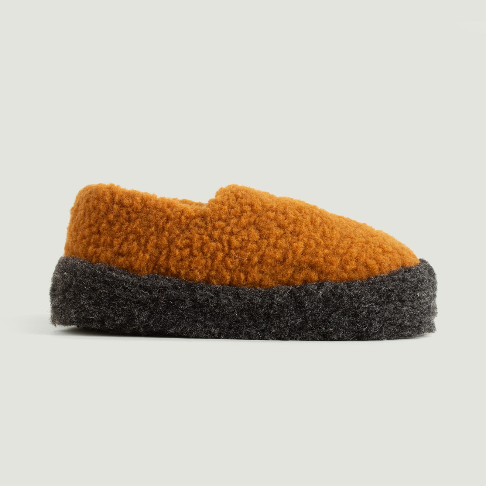 Vignettes-flâneurs-chaussons-COLDBREAKER-Siberian-Slippers-caramel-et-black