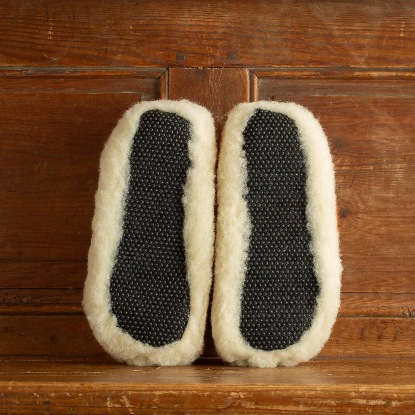 photo flâneurs-chaussons-COLDBREAKER-Siberian-Slippers-orange front back