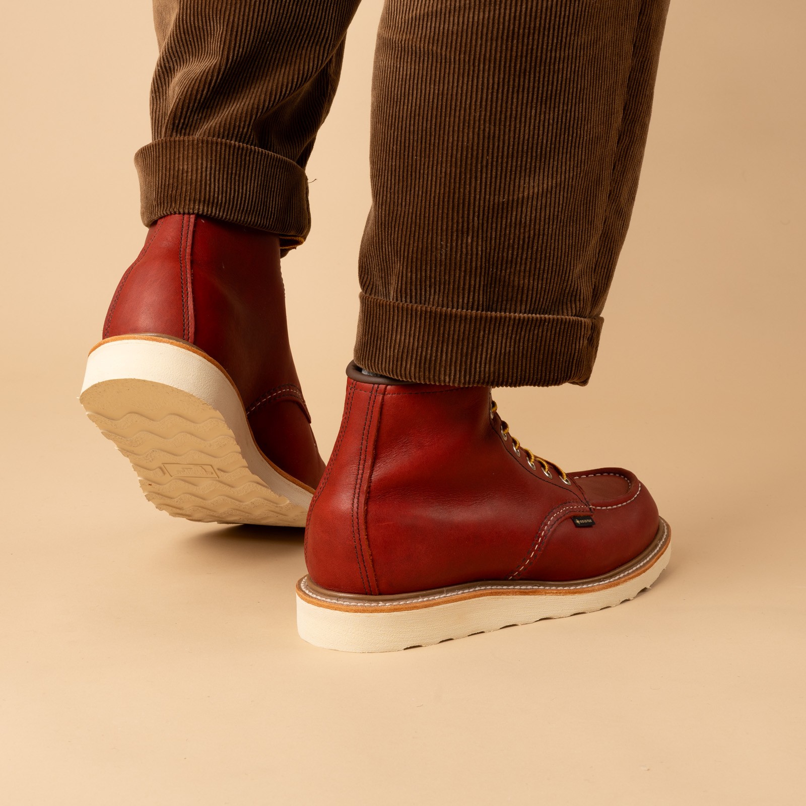photos flâneurs RED WING SHOES Gore-Tex Moc Toe 8864 Russet Taos portée-de côté
