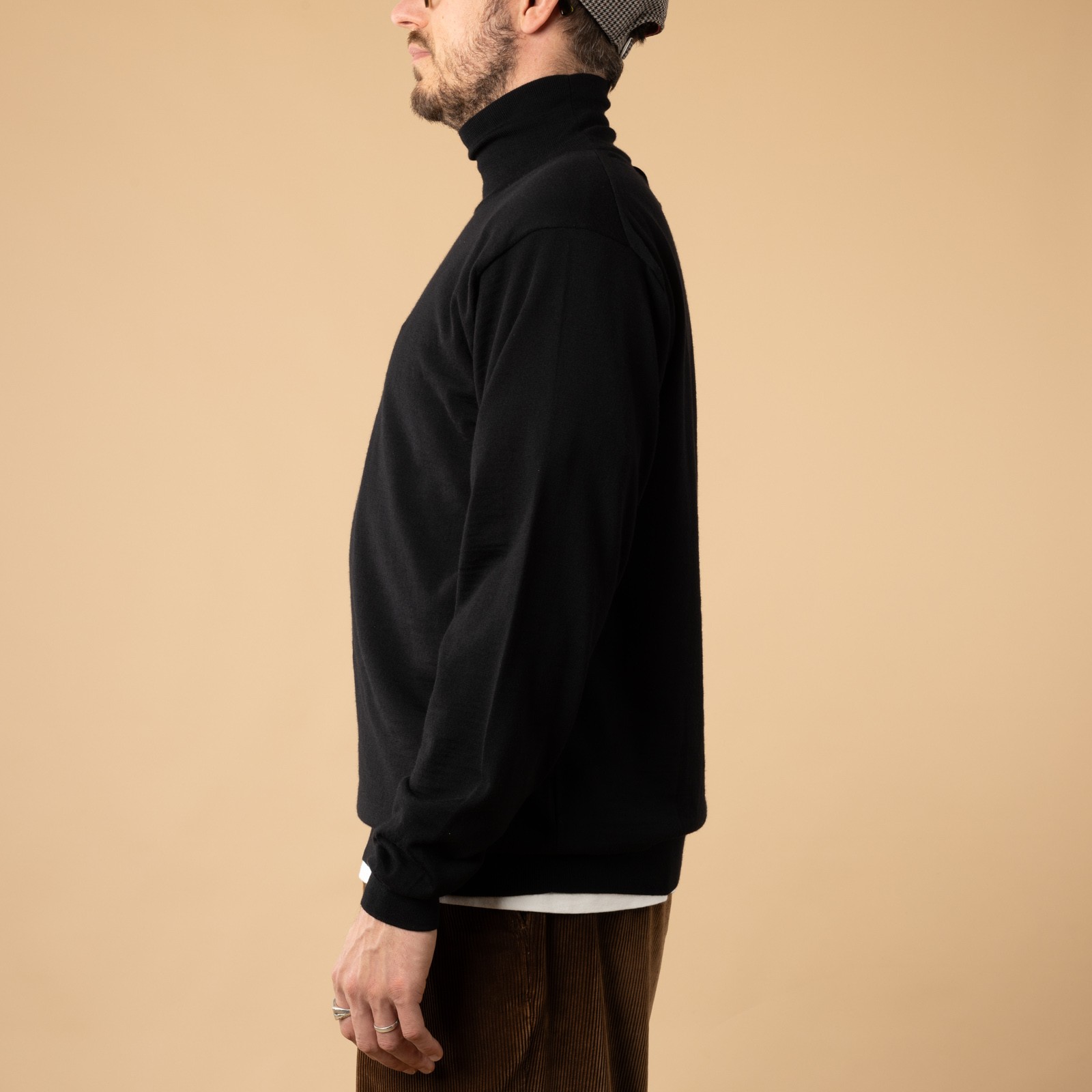 pull-col-cheminée-BATONER-Essentiel-High-Gauge-Turtle-Neck-black-de-profil